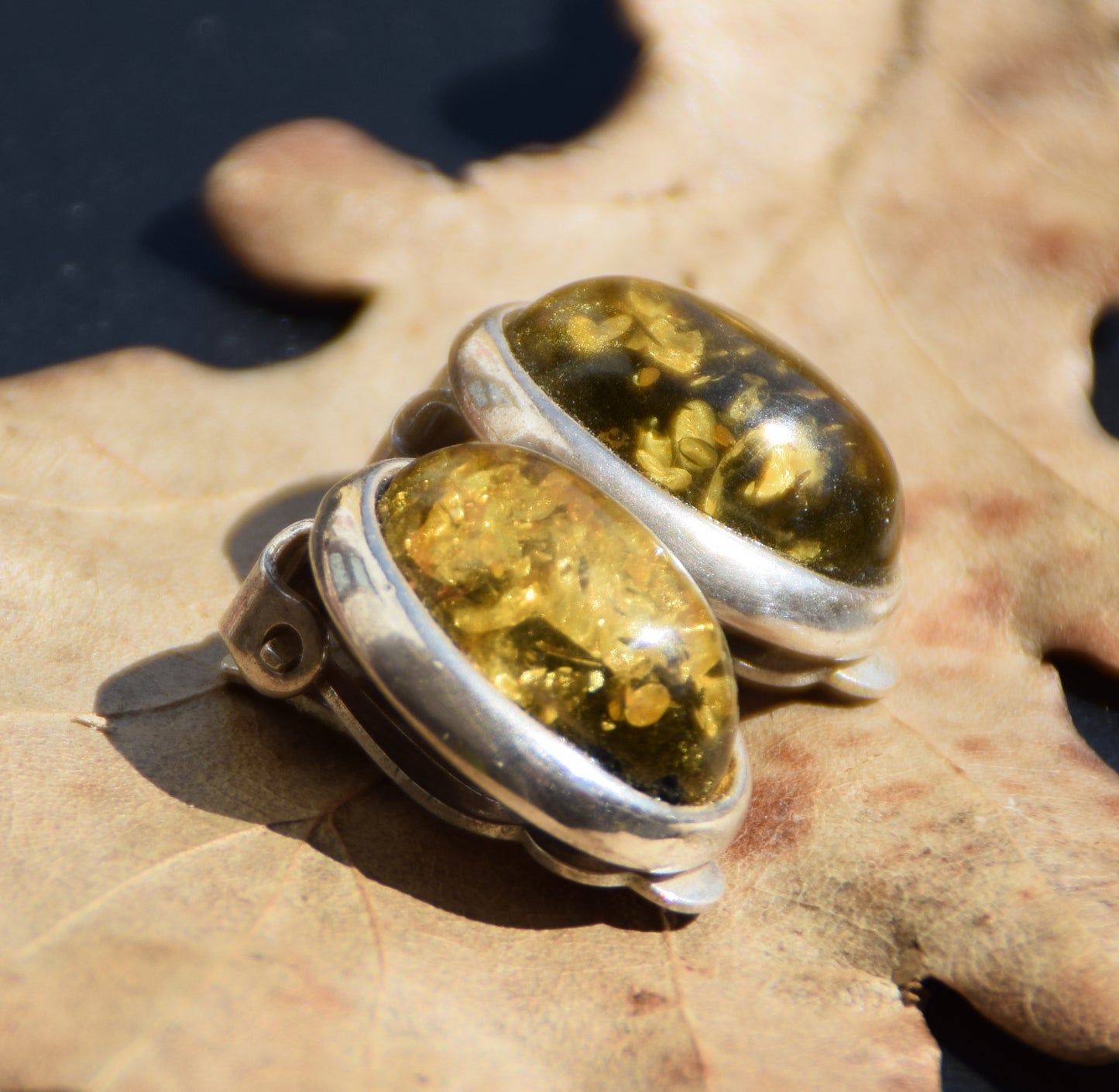 Ovali orecchini a clip con Ambra naturale color verde e Argento 925, MJ Baltica, BKK026