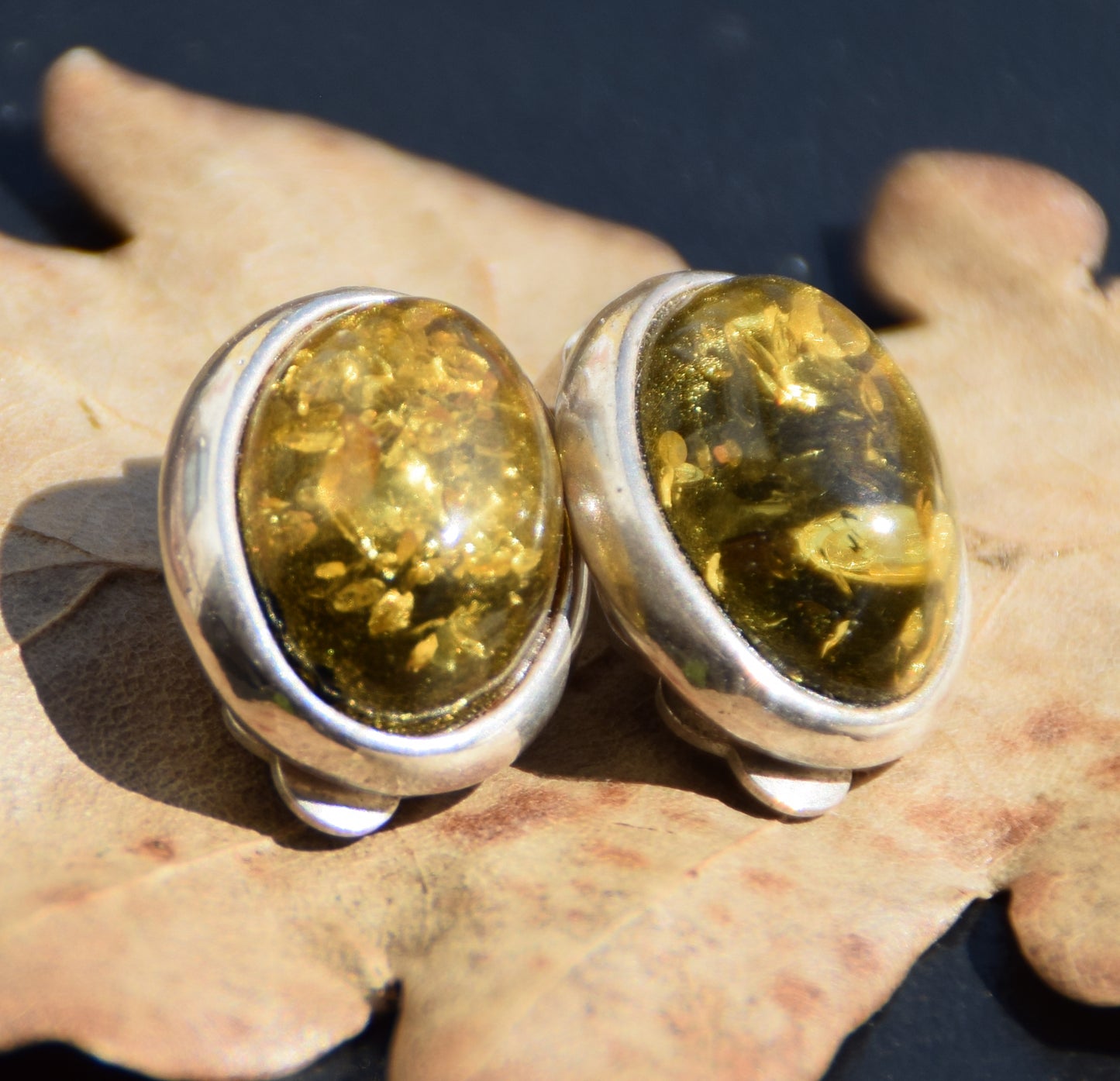 Ovali orecchini a clip con Ambra naturale color verde e Argento 925, MJ Baltica, BKK026