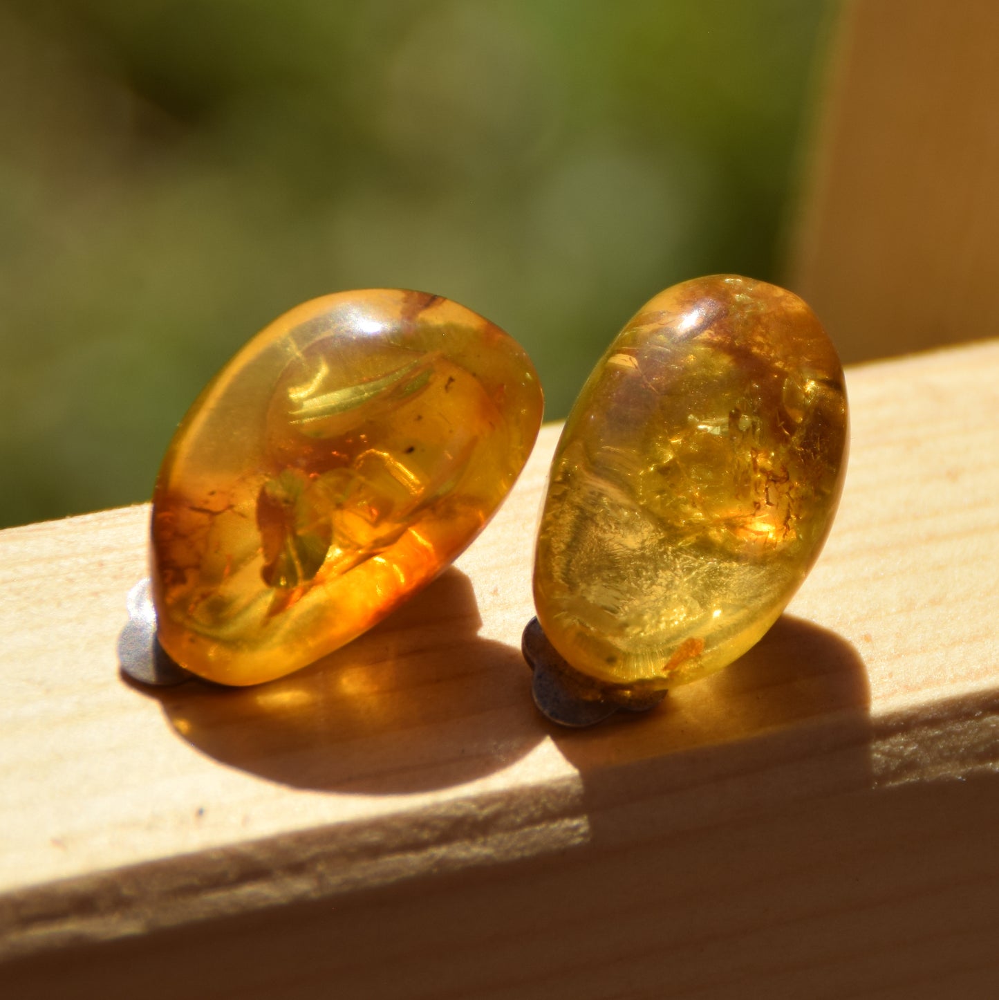 Orecchini a clip con Ambra naturale color oro grezza e Argento 925, MJ Baltica, BKK027