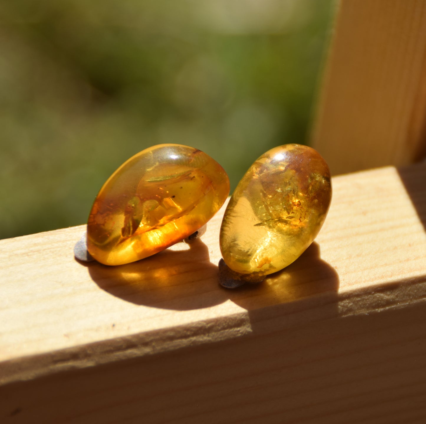 Orecchini a clip con Ambra naturale color oro grezza e Argento 925, MJ Baltica, BKK027