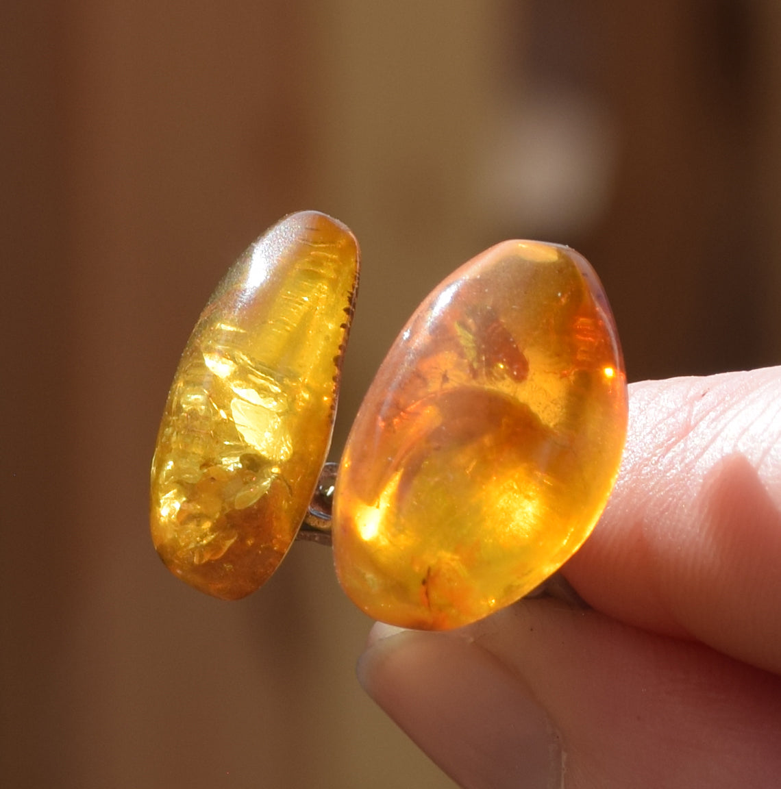 Orecchini a clip con Ambra naturale color oro grezza e Argento 925, MJ Baltica, BKK027