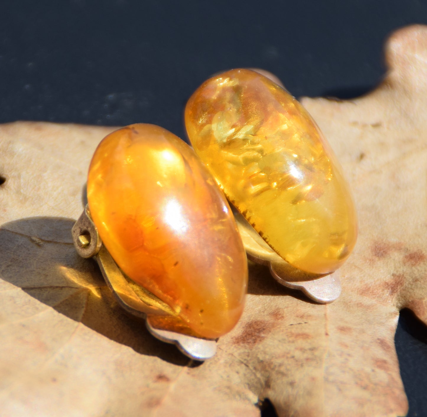 Orecchini a clip con Ambra naturale color oro grezza e Argento 925, MJ Baltica, BKK027