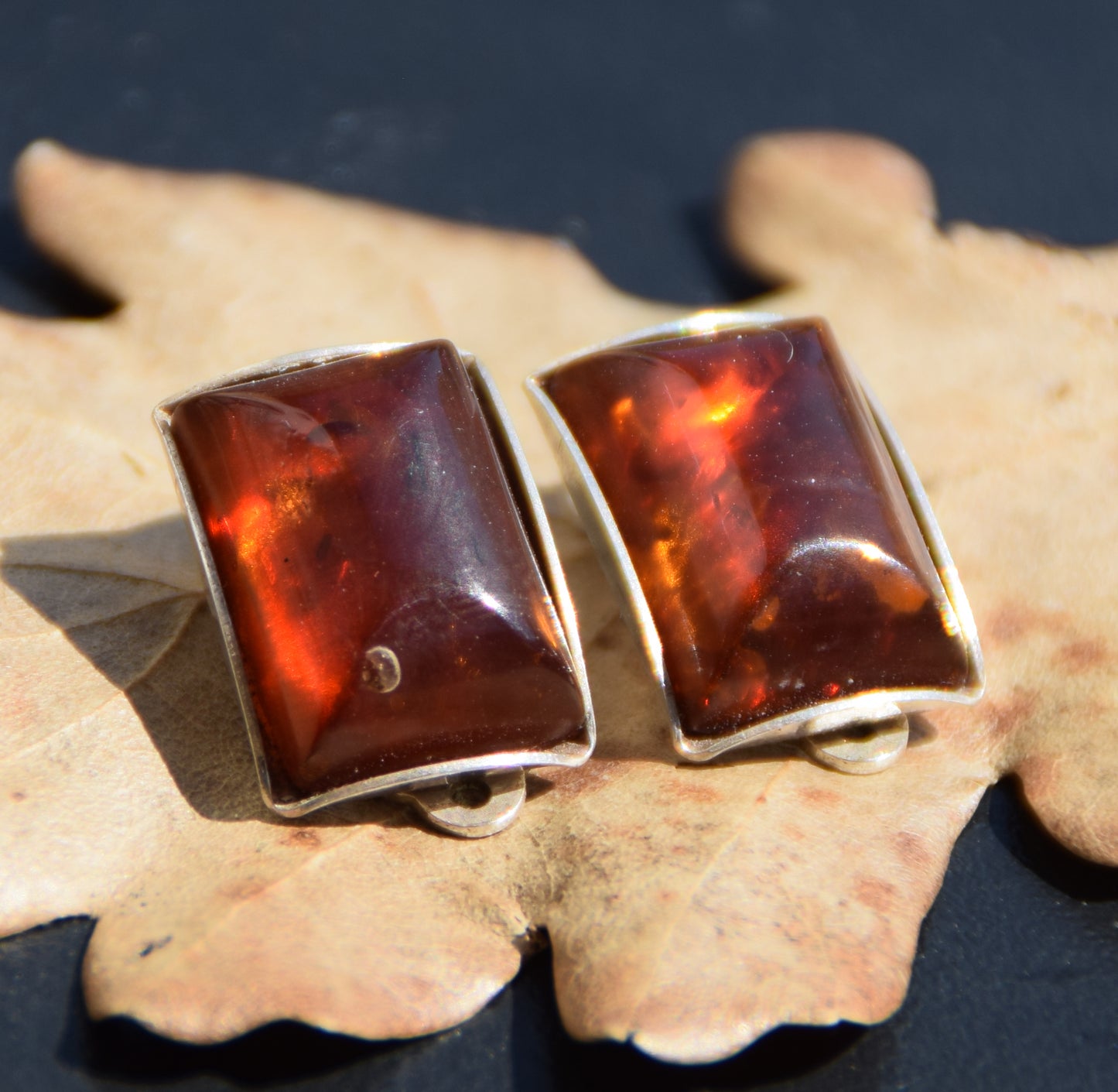 Orecchini a clip rettangolari con Ambra marrone naturale e Argento 925, MJ Baltica, BKK028