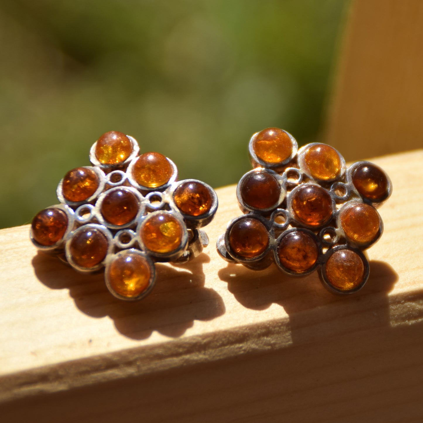 Orecchini a clip geometrici con Ambra cognac naturale e Argento 925, MJ Baltica, BKK029