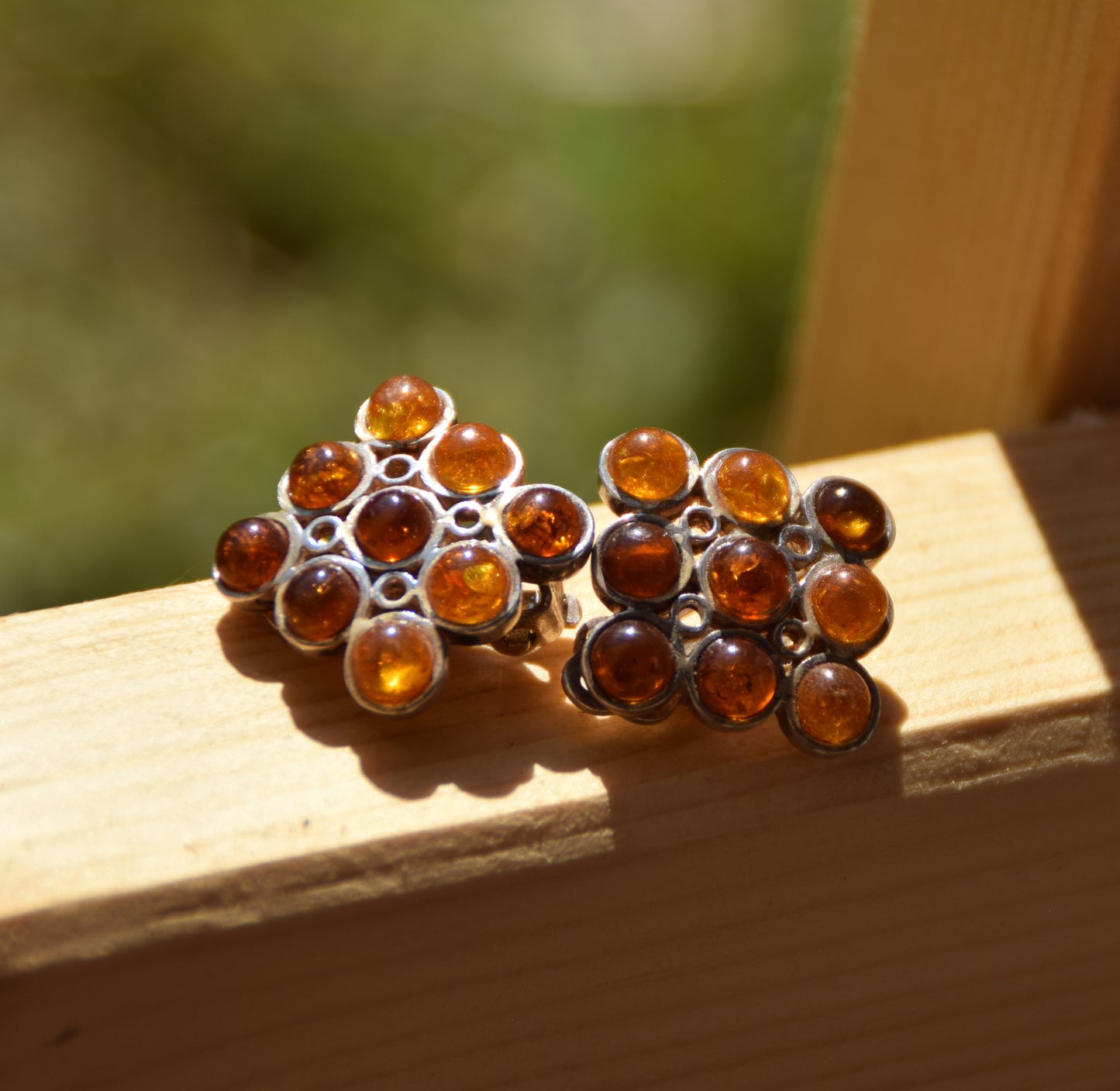 Orecchini a clip geometrici con Ambra cognac naturale e Argento 925, MJ Baltica, BKK029