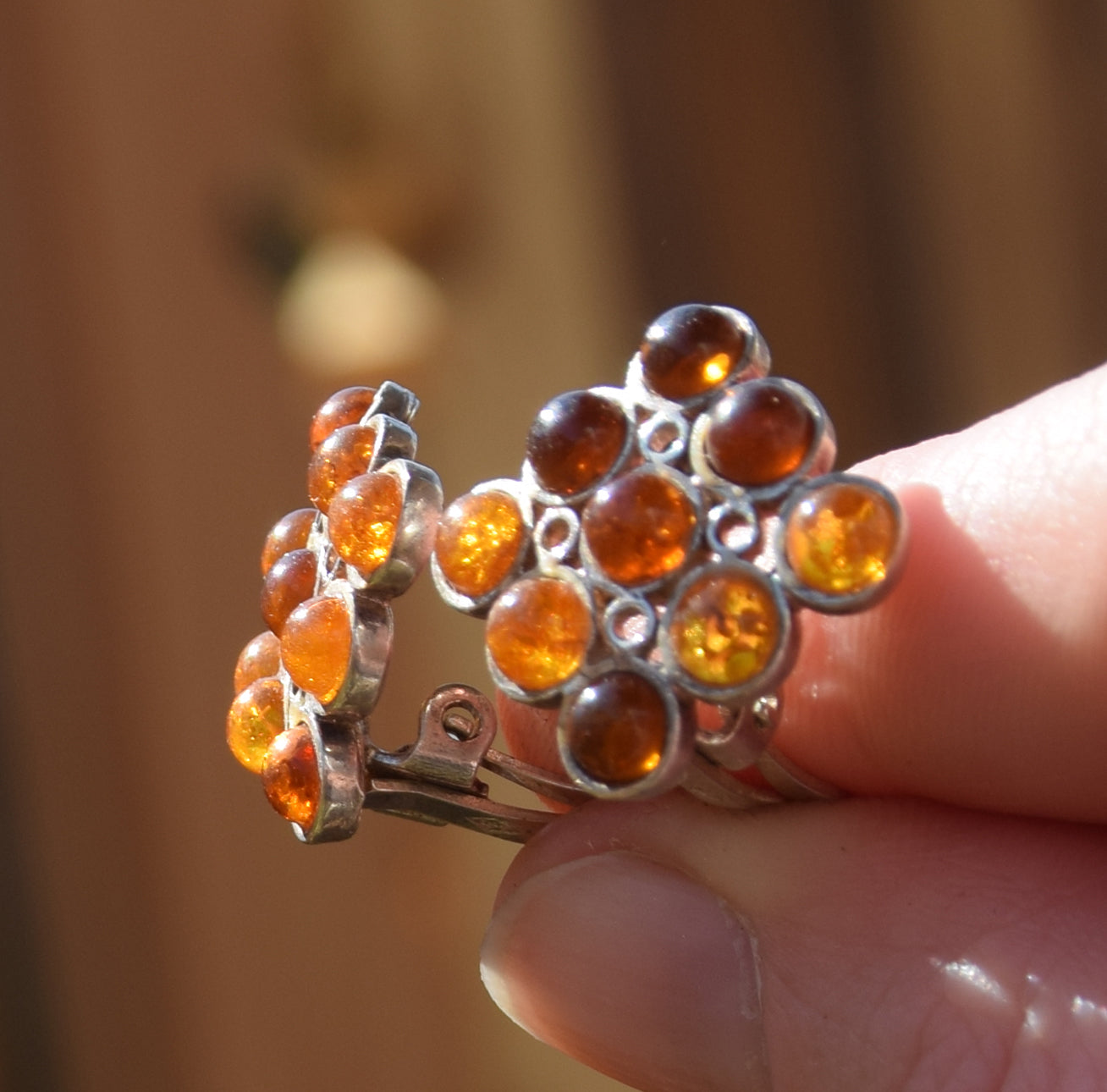 Orecchini a clip geometrici con Ambra cognac naturale e Argento 925, MJ Baltica, BKK029