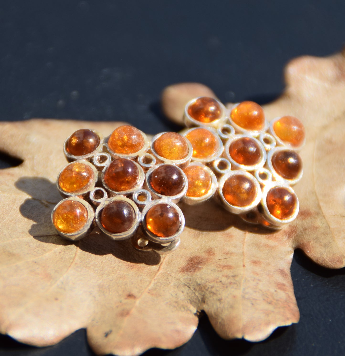 Orecchini a clip geometrici con Ambra cognac naturale e Argento 925, MJ Baltica, BKK029