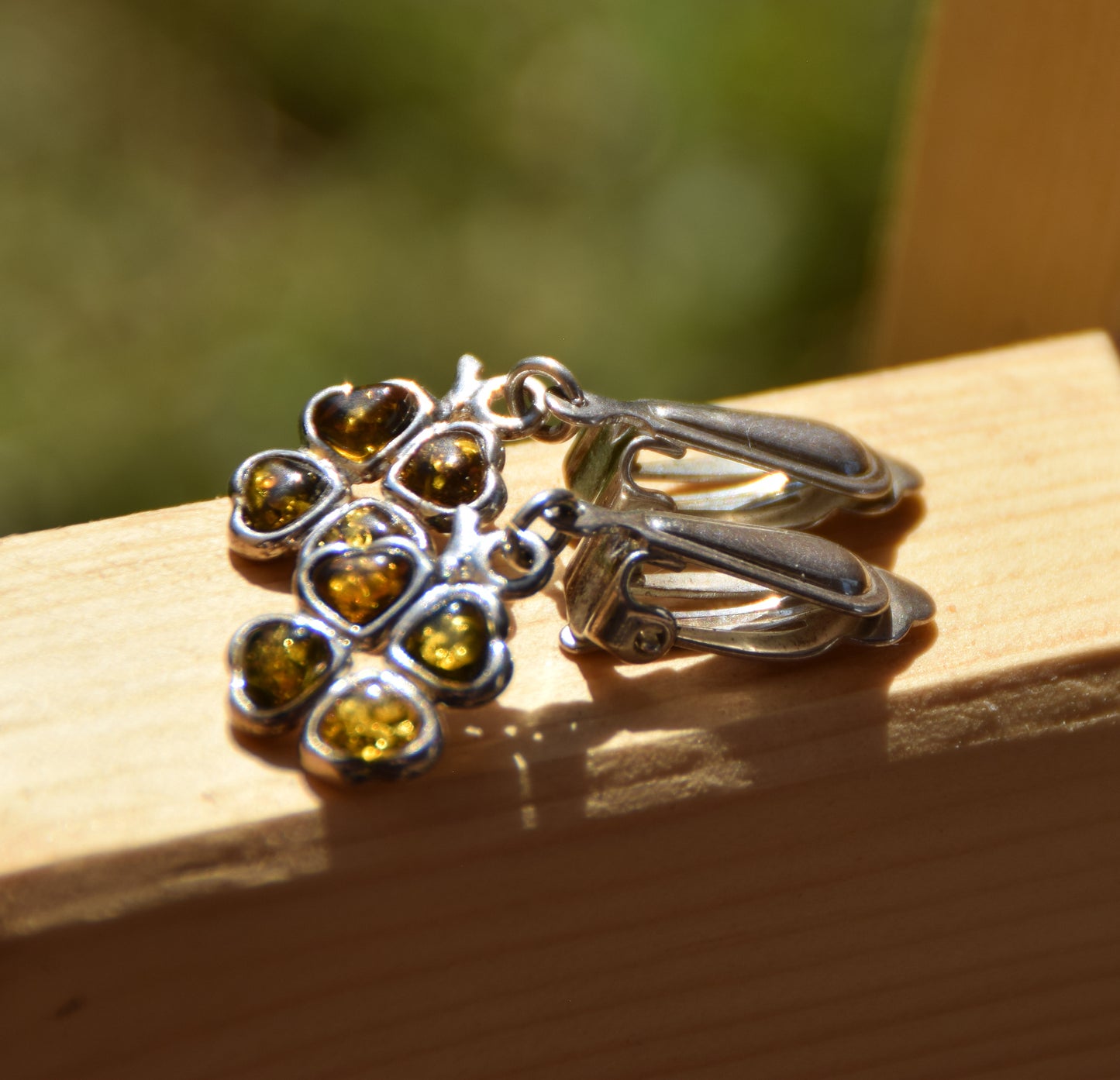 Orecchini pendenti con i quadrifogli con Ambra naturale di color verde e Argento 925,  MJ Baltica, BKK031