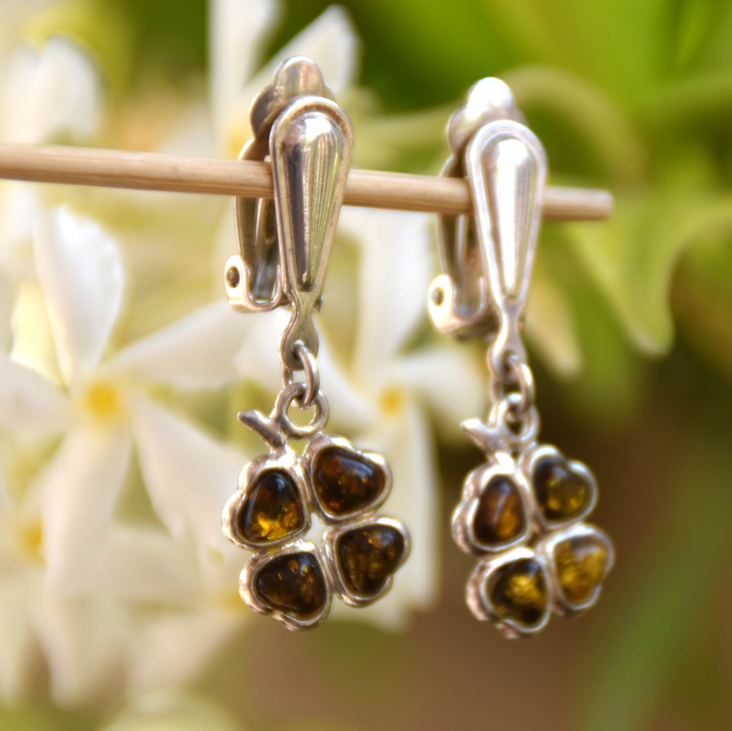 Orecchini pendenti con i quadrifogli con Ambra naturale di color verde e Argento 925,  MJ Baltica, BKK031