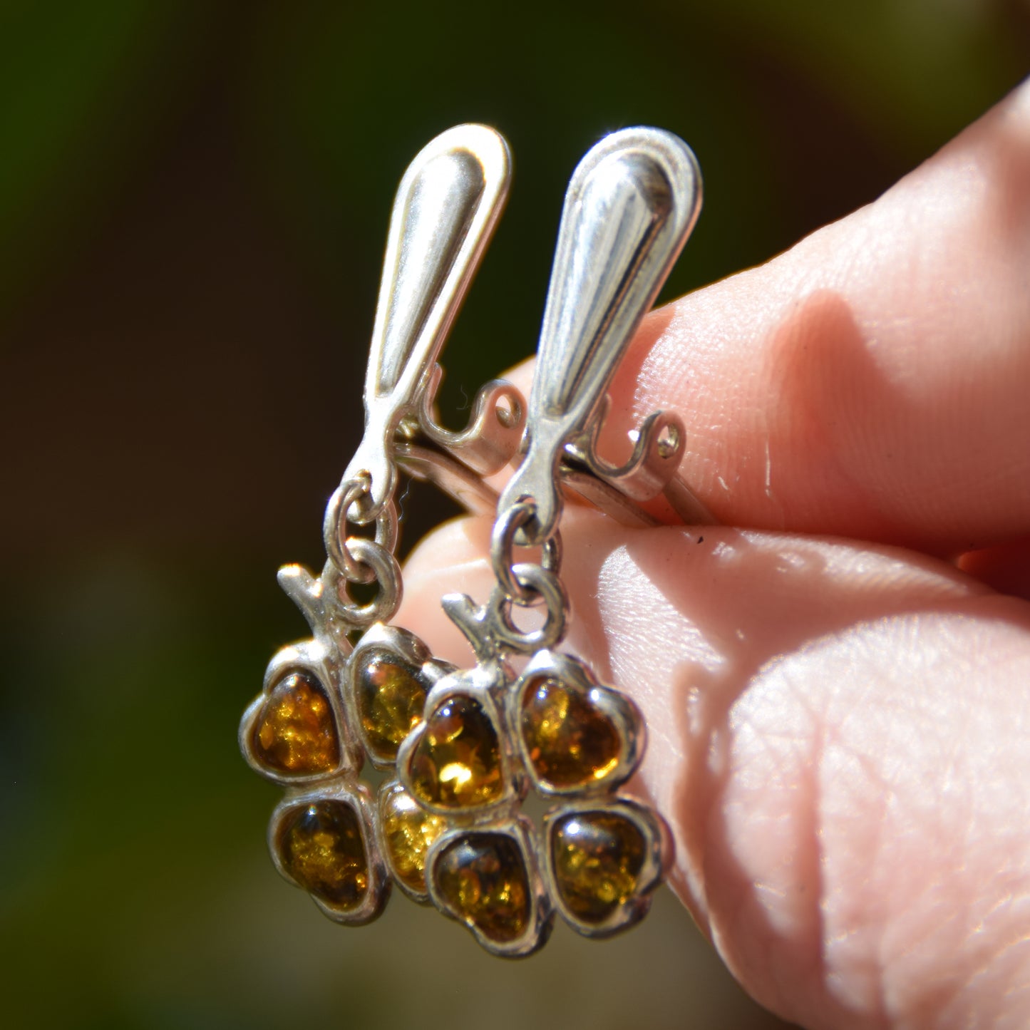 Orecchini pendenti con i quadrifogli con Ambra naturale di color verde e Argento 925,  MJ Baltica, BKK031