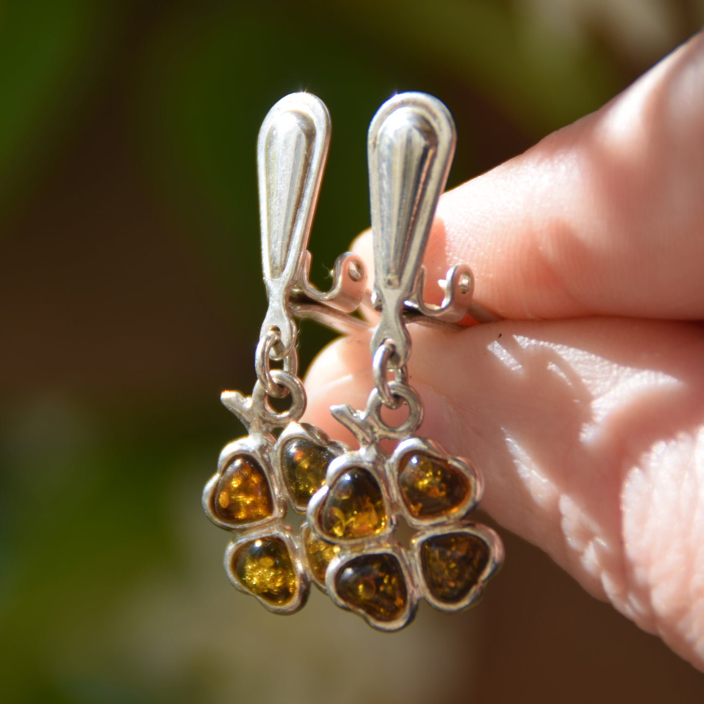 Orecchini pendenti con i quadrifogli con Ambra naturale di color verde e Argento 925,  MJ Baltica, BKK031