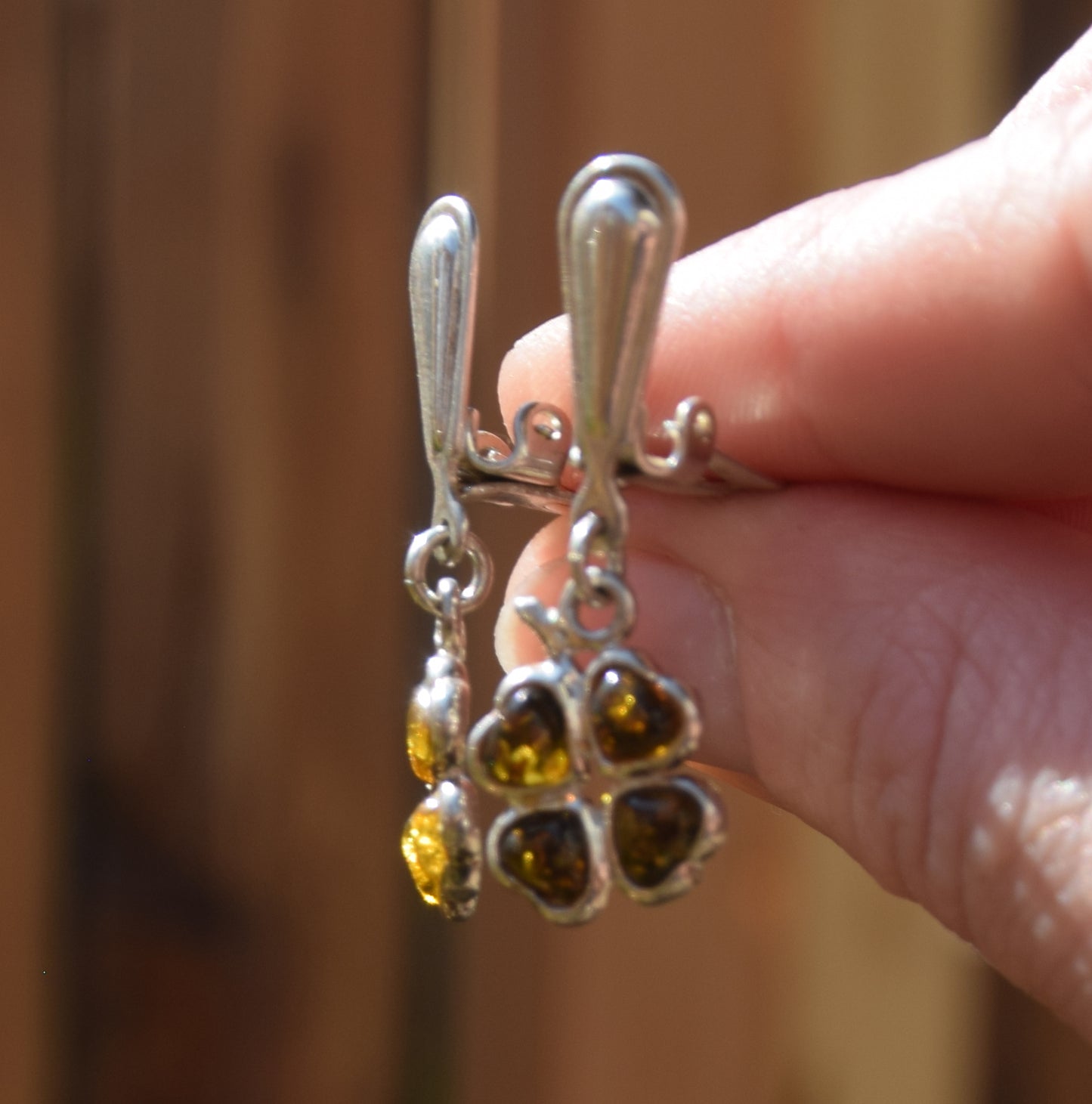 Orecchini pendenti con i quadrifogli con Ambra naturale di color verde e Argento 925,  MJ Baltica, BKK031