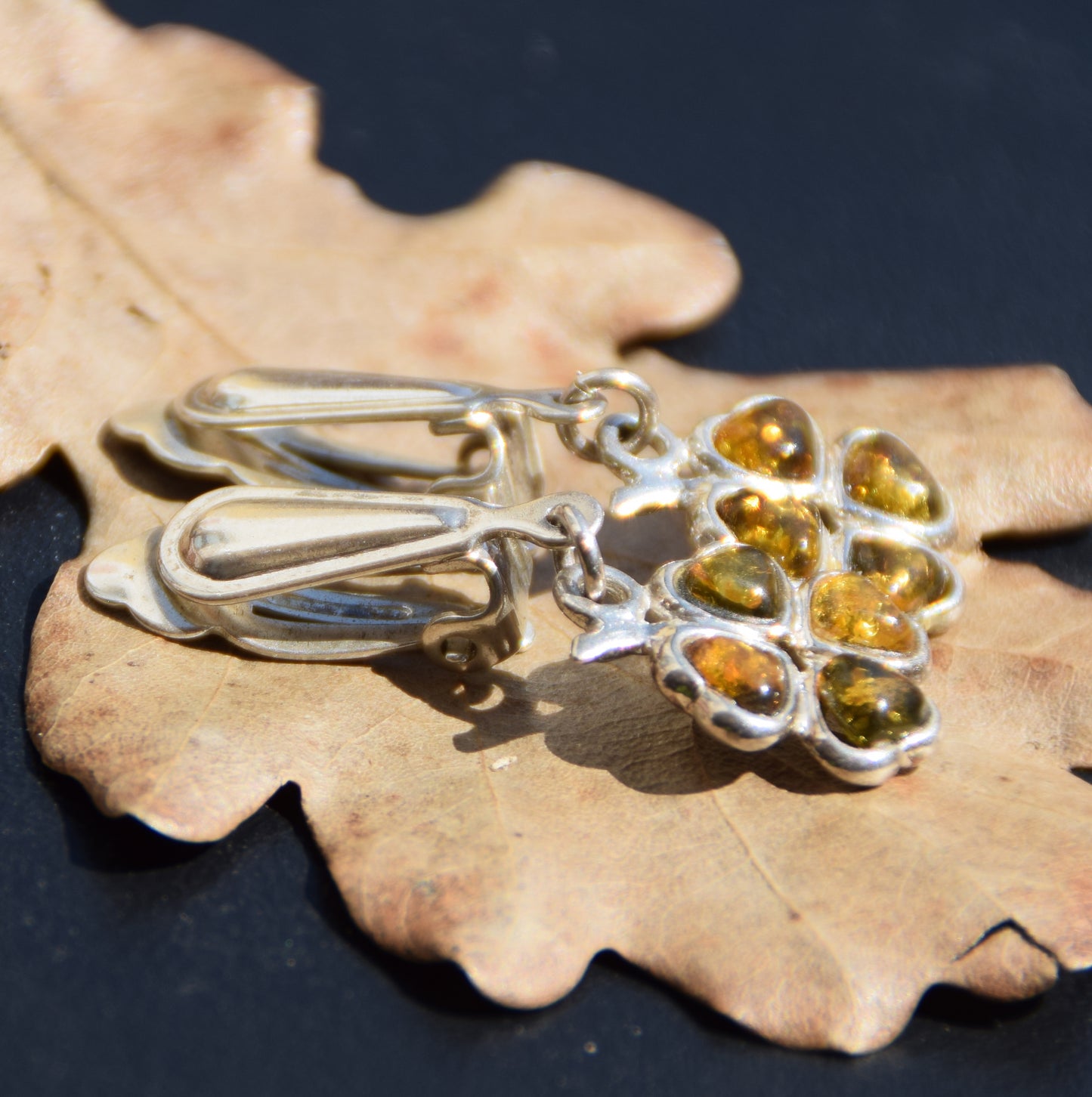 Orecchini pendenti con i quadrifogli con Ambra naturale di color verde e Argento 925,  MJ Baltica, BKK031