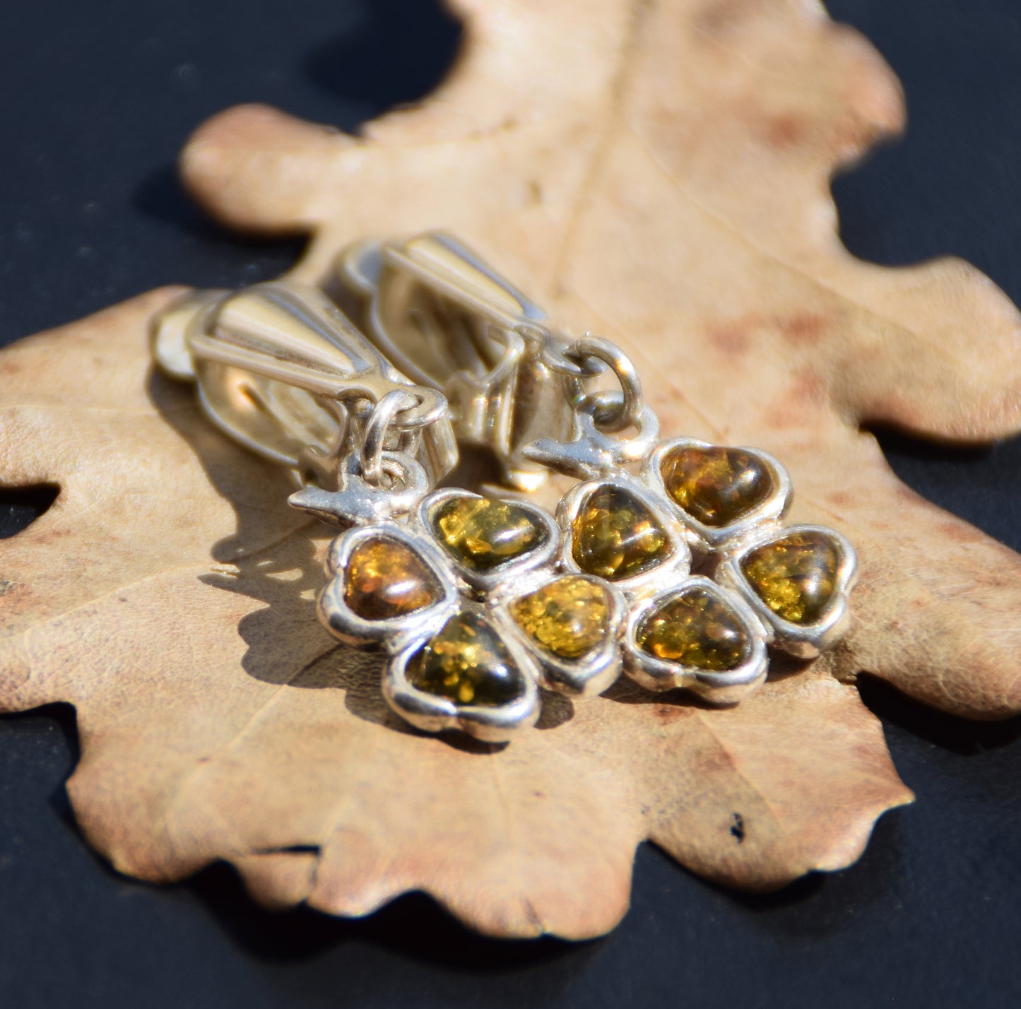 Orecchini pendenti con i quadrifogli con Ambra naturale di color verde e Argento 925,  MJ Baltica, BKK031