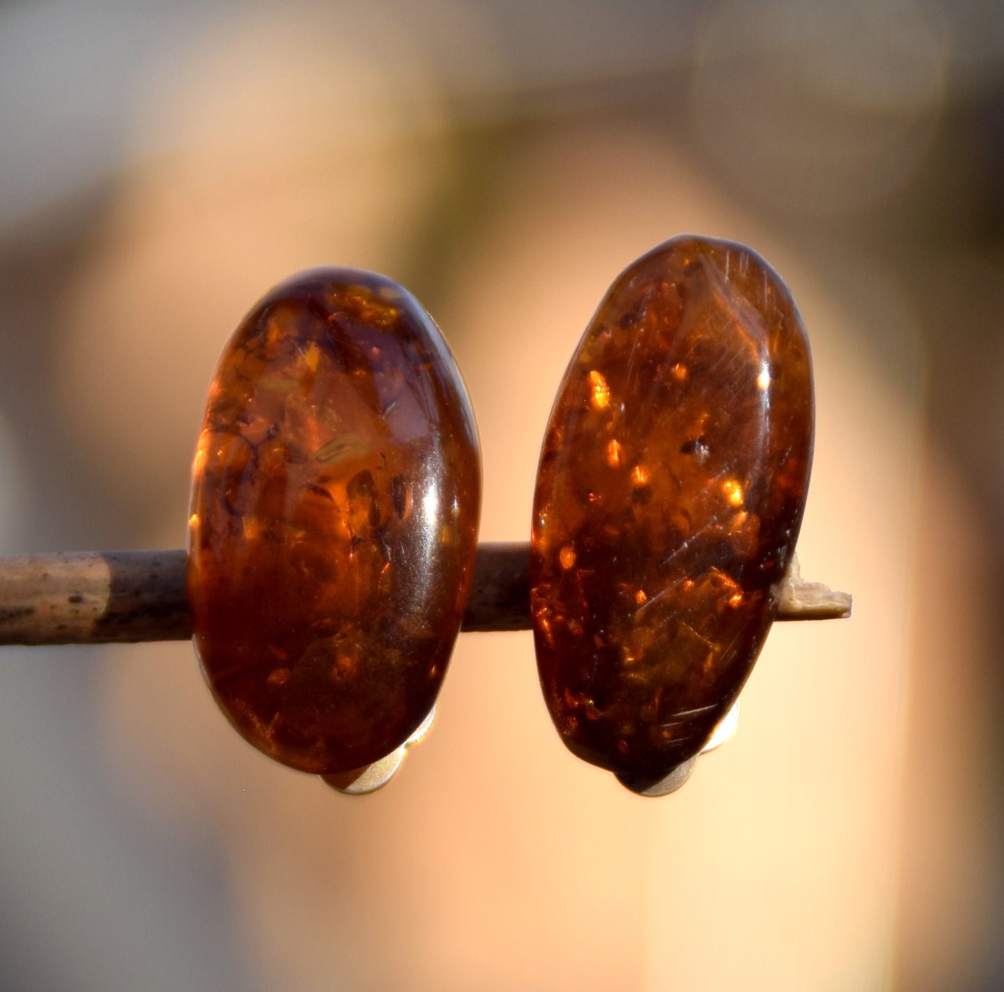 Orecchini a clip con Ambra naturale color marrone grezza e Argento 925, MJ Baltica, BKK033