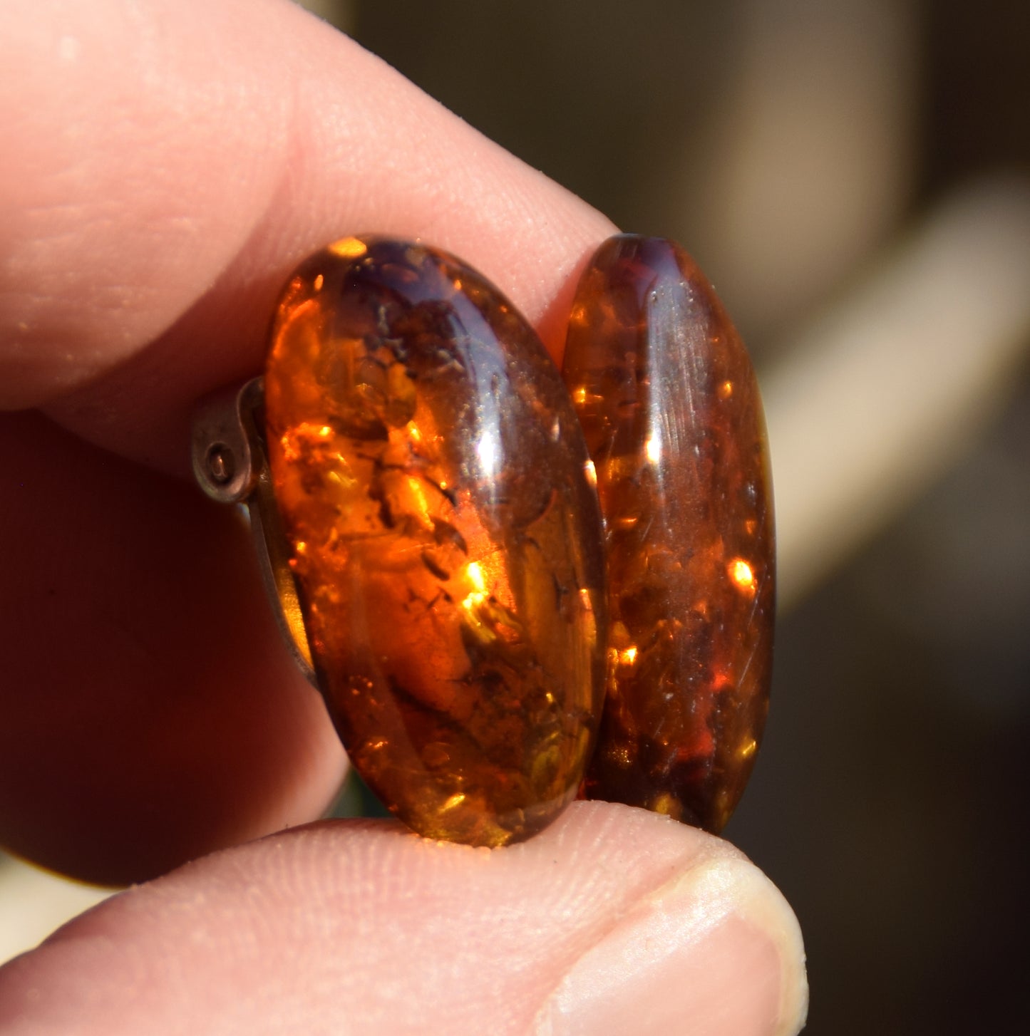 Orecchini a clip con Ambra naturale color marrone grezza e Argento 925, MJ Baltica, BKK033