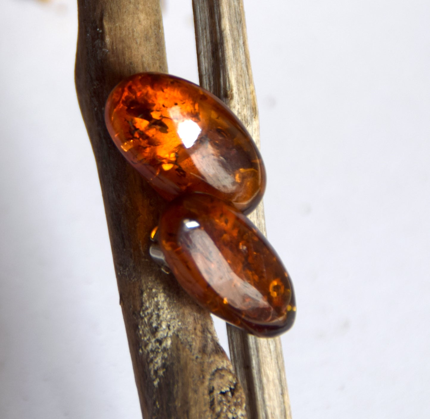 Orecchini a clip con Ambra naturale color marrone grezza e Argento 925, MJ Baltica, BKK033