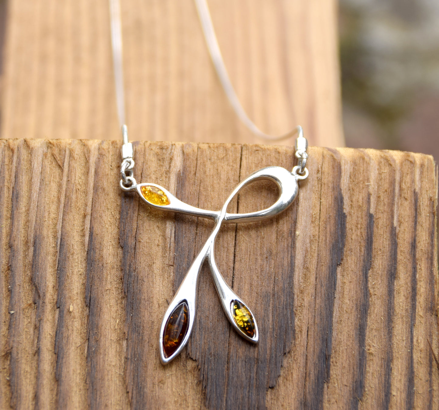 Luminosa collana a girocollo creata con Ambra naturale di varie tonalità e Argento 925, MJ Baltica, BKo003