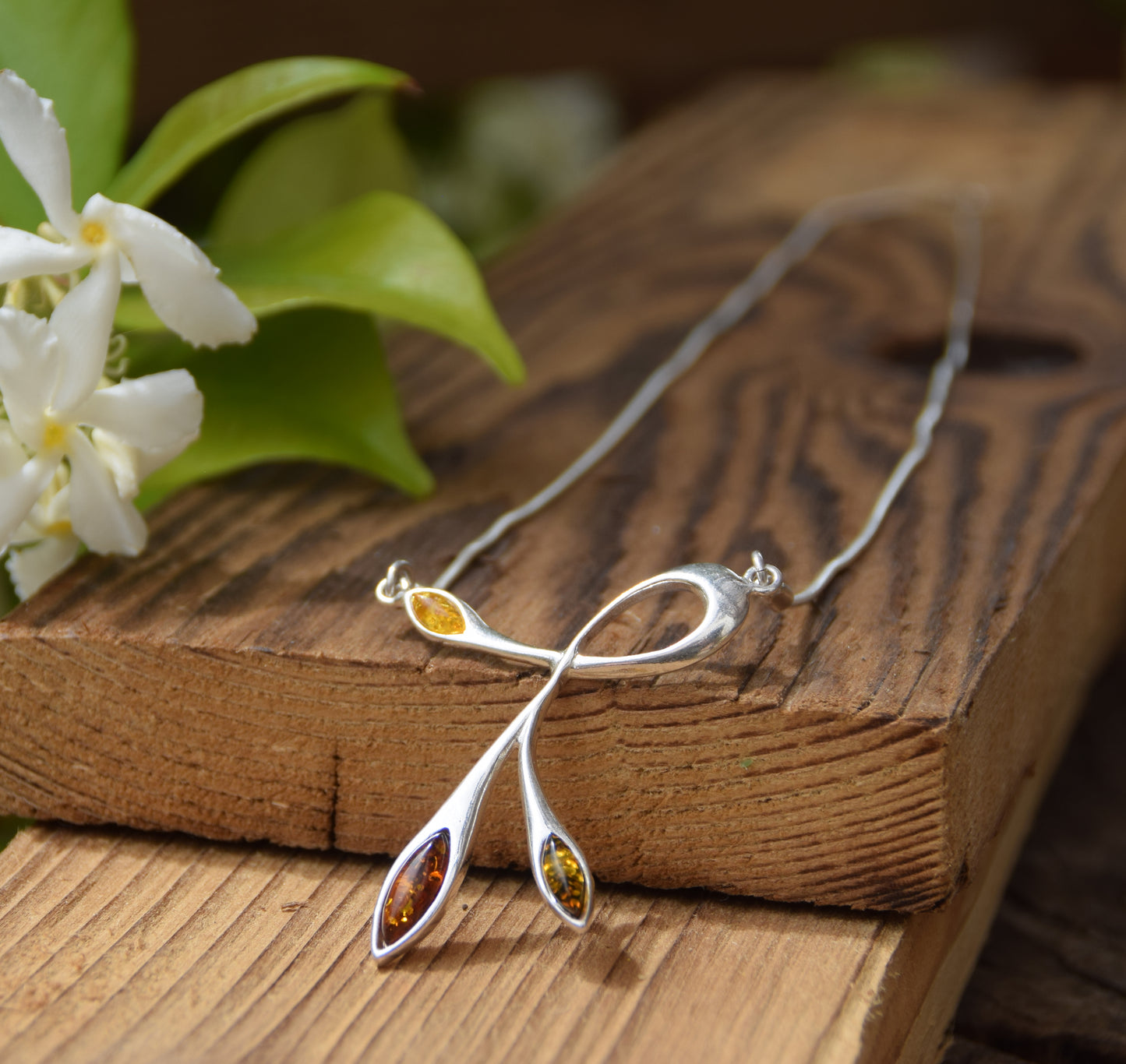 Luminosa collana a girocollo creata con Ambra naturale di varie tonalità e Argento 925, MJ Baltica, BKo003