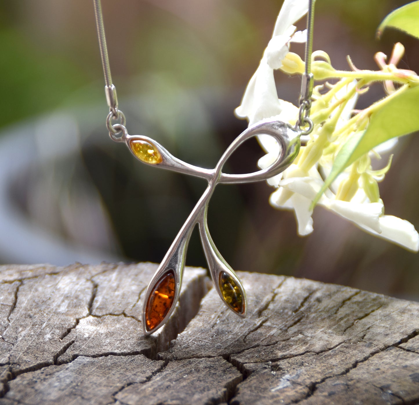 Luminosa collana a girocollo creata con Ambra naturale di varie tonalità e Argento 925, MJ Baltica, BKo003
