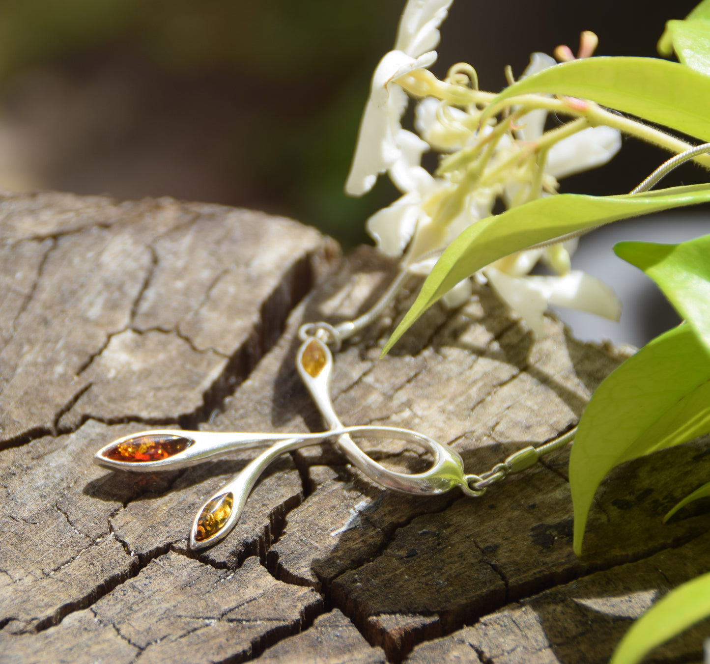 Luminosa collana a girocollo creata con Ambra naturale di varie tonalità e Argento 925, MJ Baltica, BKo003