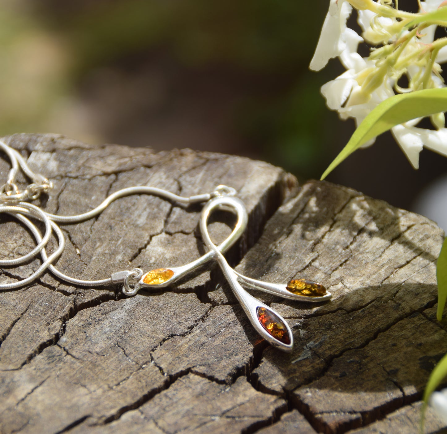Luminosa collana a girocollo creata con Ambra naturale di varie tonalità e Argento 925, MJ Baltica, BKo003