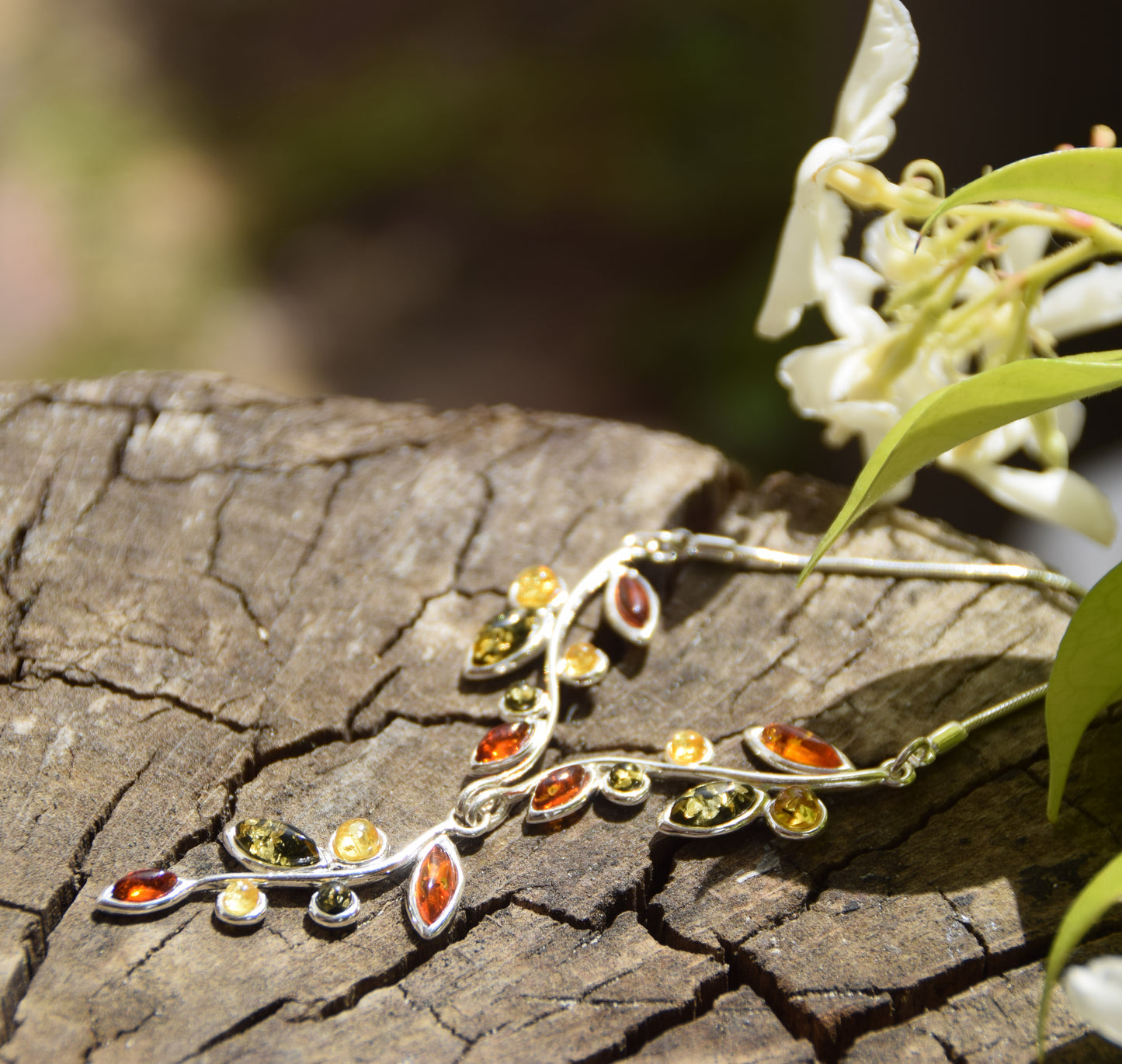 Elegante collana in stile floreale creata con Ambra naturale di varie tonalità e Argento 925, MJ Baltica, BKo011