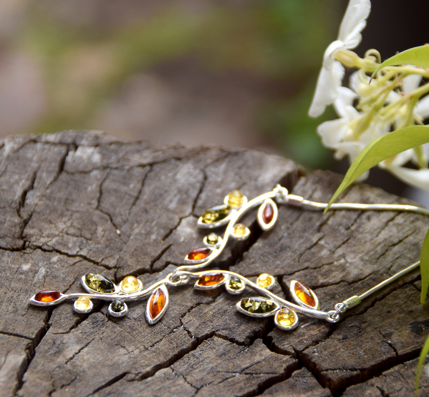 Elegante collana in stile floreale creata con Ambra naturale di varie tonalità e Argento 925, MJ Baltica, BKo011