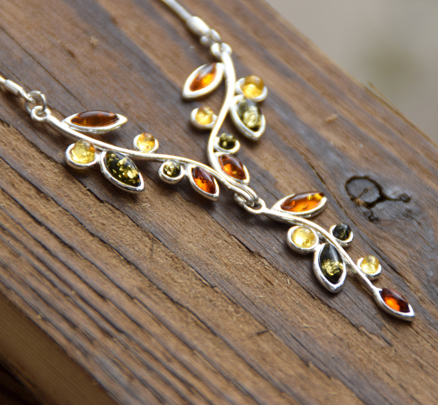 Elegante collana in stile floreale creata con Ambra naturale di varie tonalità e Argento 925, MJ Baltica, BKo011