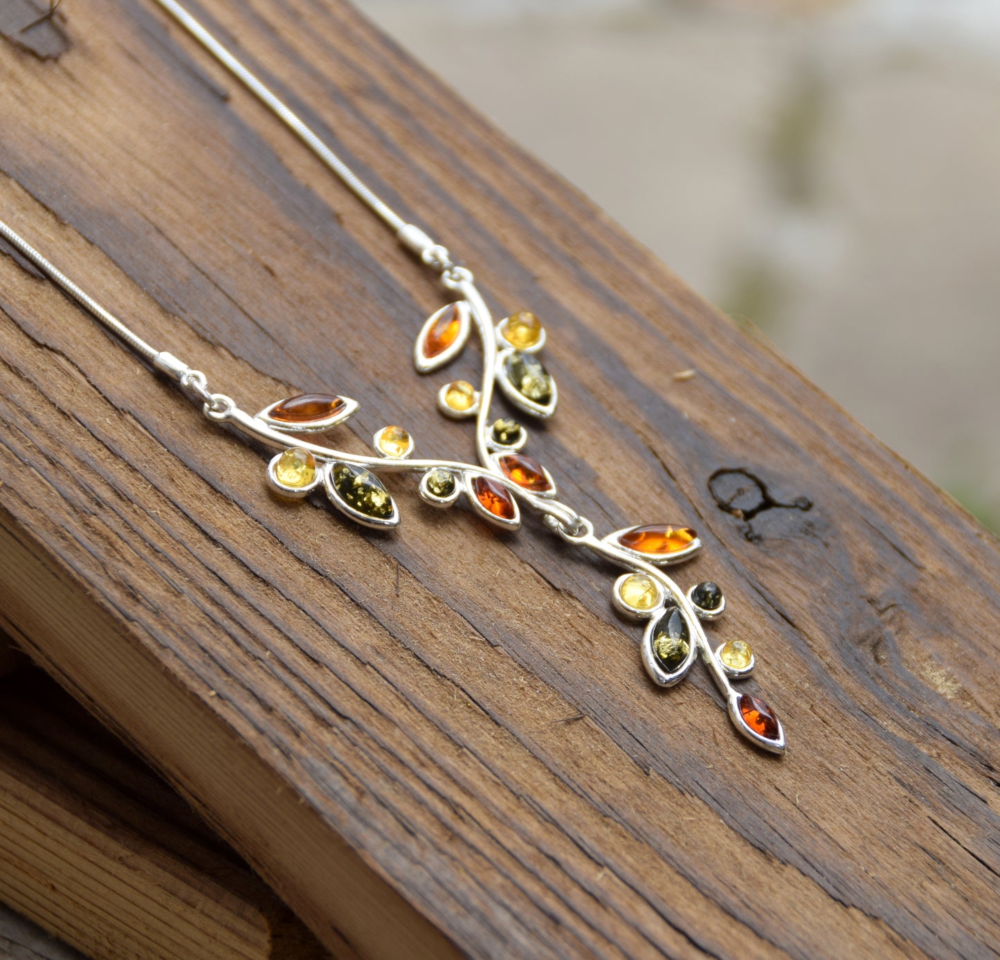Elegante collana in stile floreale creata con Ambra naturale di varie tonalità e Argento 925, MJ Baltica, BKo011