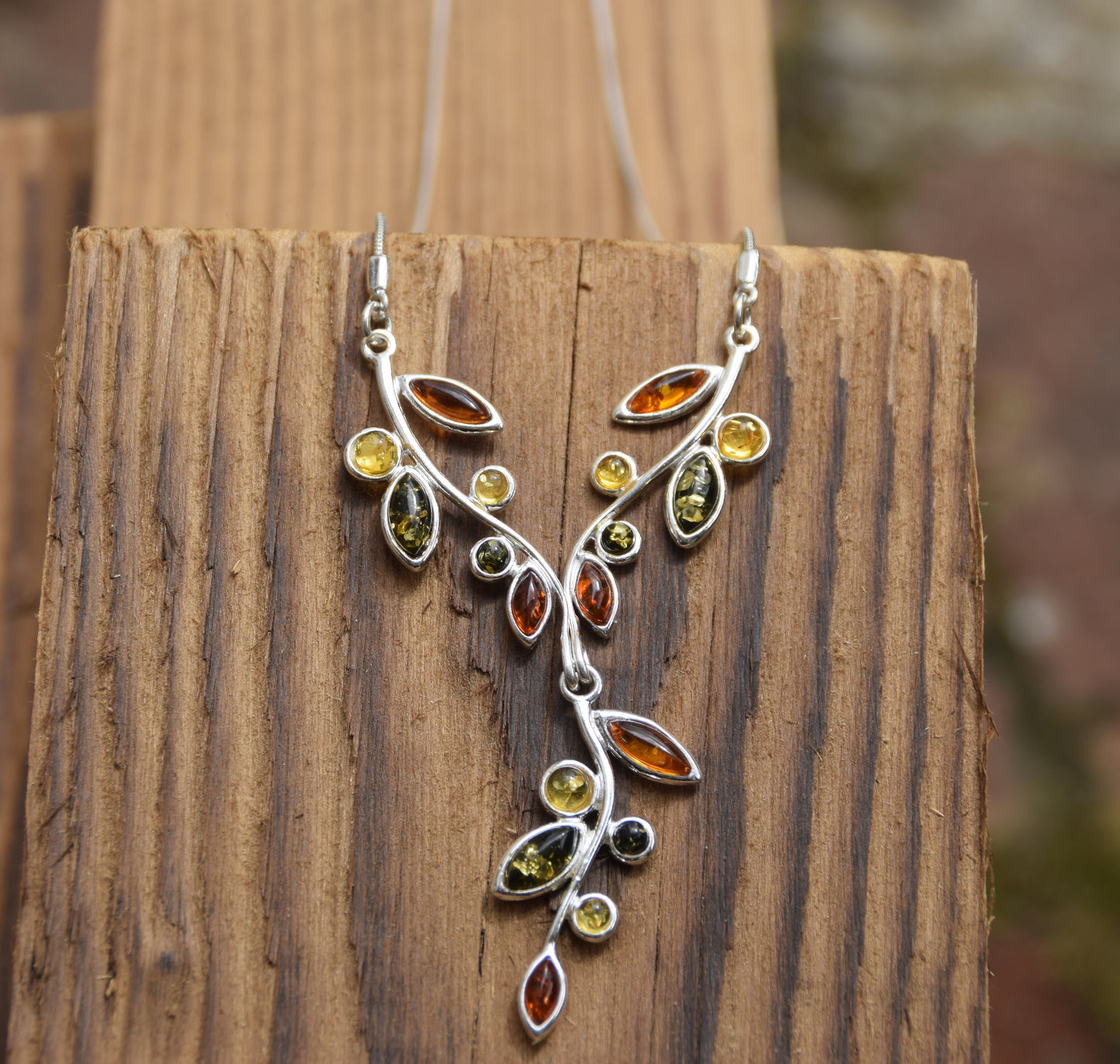 Elegante collana in stile floreale creata con Ambra naturale di varie tonalità e Argento 925, MJ Baltica, BKo011