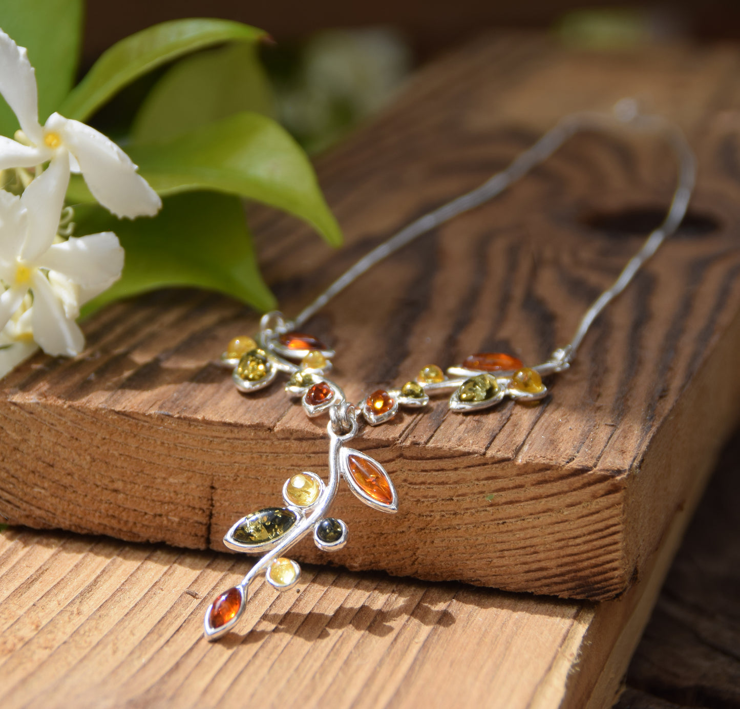 Elegante collana in stile floreale creata con Ambra naturale di varie tonalità e Argento 925, MJ Baltica, BKo011