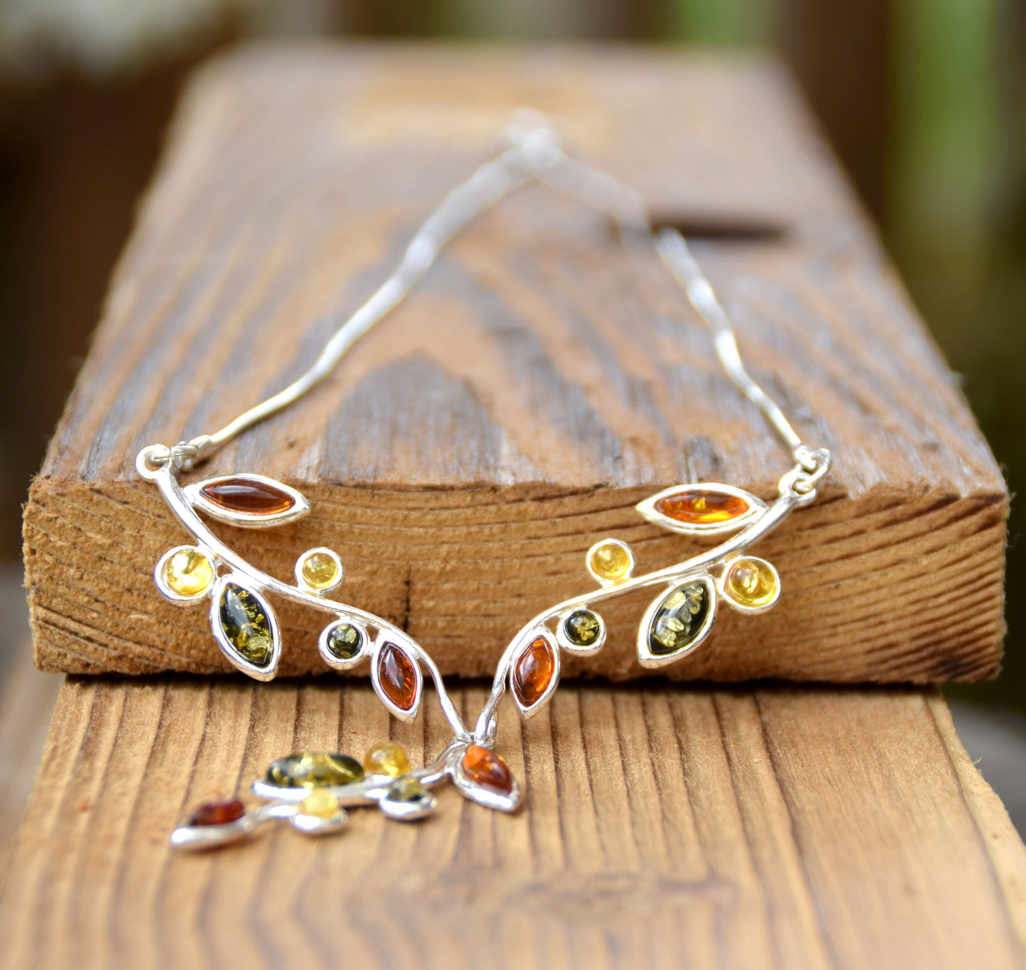 Elegante collana in stile floreale creata con Ambra naturale di varie tonalità e Argento 925, MJ Baltica, BKo011