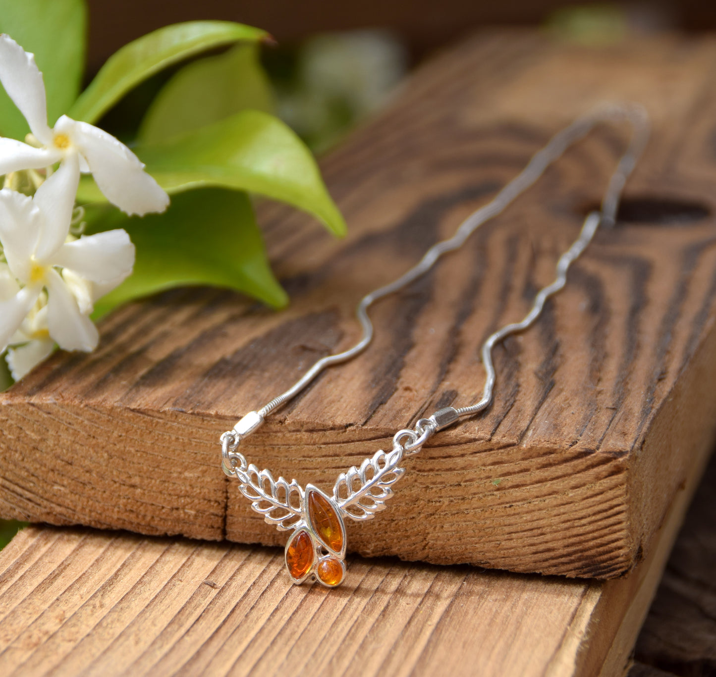 Delicata collana floreale a girocollo creata con Ambra naturale color cognac e Argento 925, MJ Baltica, BKo012