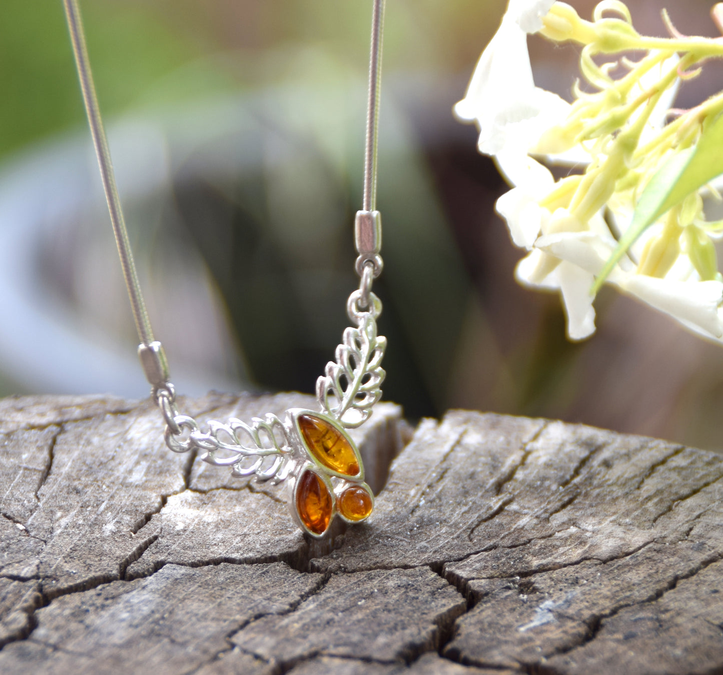Delicata collana floreale a girocollo creata con Ambra naturale color cognac e Argento 925, MJ Baltica, BKo012