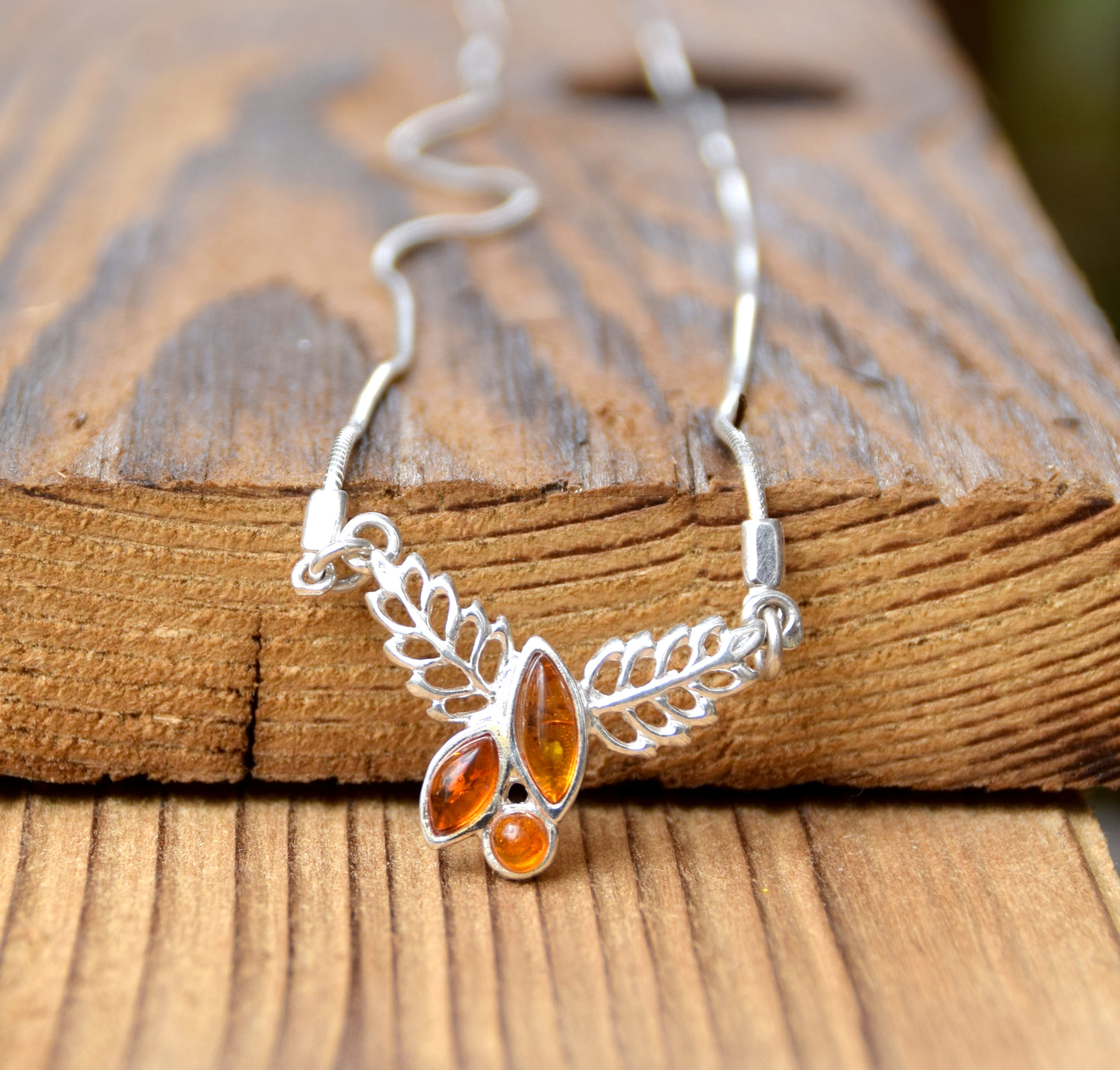 Delicata collana floreale a girocollo creata con Ambra naturale color cognac e Argento 925, MJ Baltica, BKo012