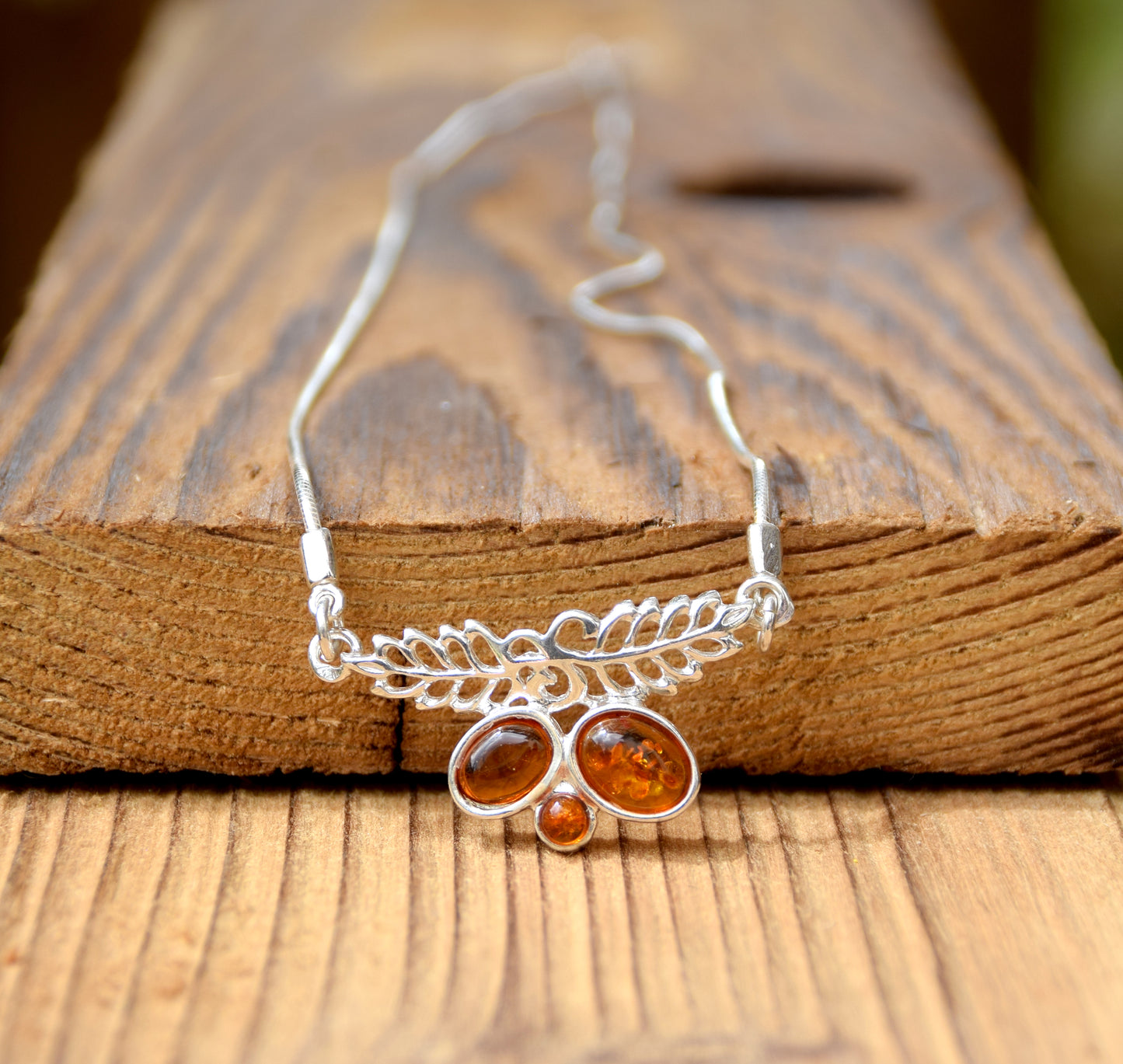 Delicata collana a girocollo in stile floreale creata con Argento 925 e Ambra naturale color cognac, MJ Baltica, BKo013