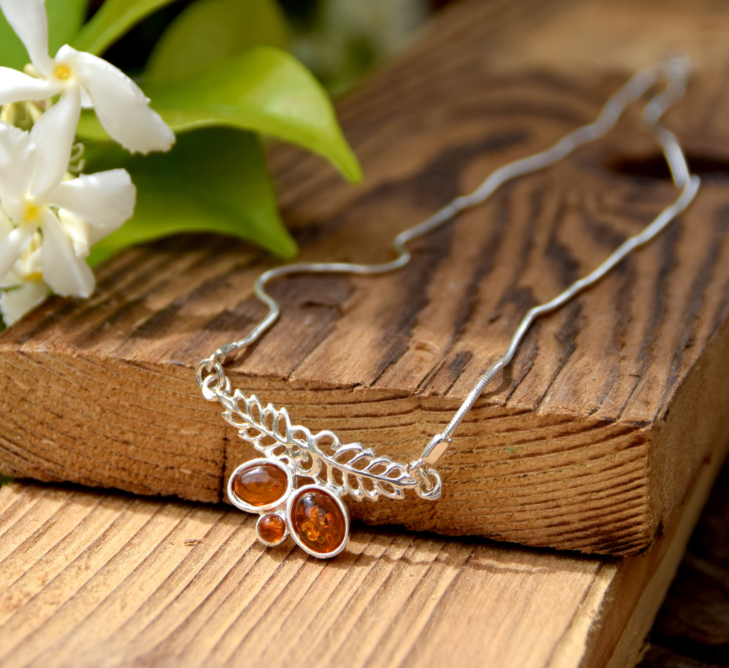 Delicata collana a girocollo in stile floreale creata con Argento 925 e Ambra naturale color cognac, MJ Baltica, BKo013