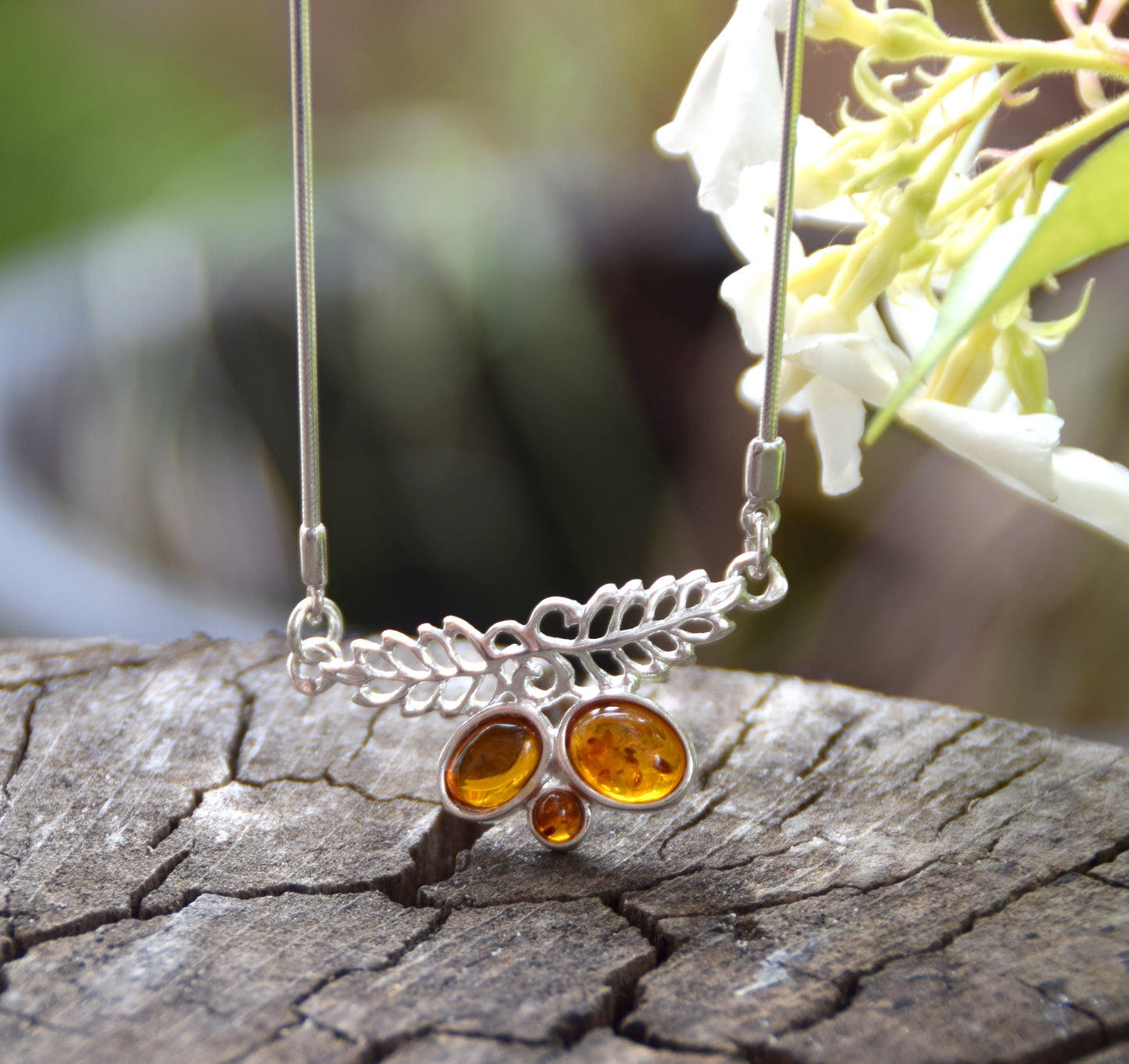 Delicata collana a girocollo in stile floreale creata con Argento 925 e Ambra naturale color cognac, MJ Baltica, BKo013
