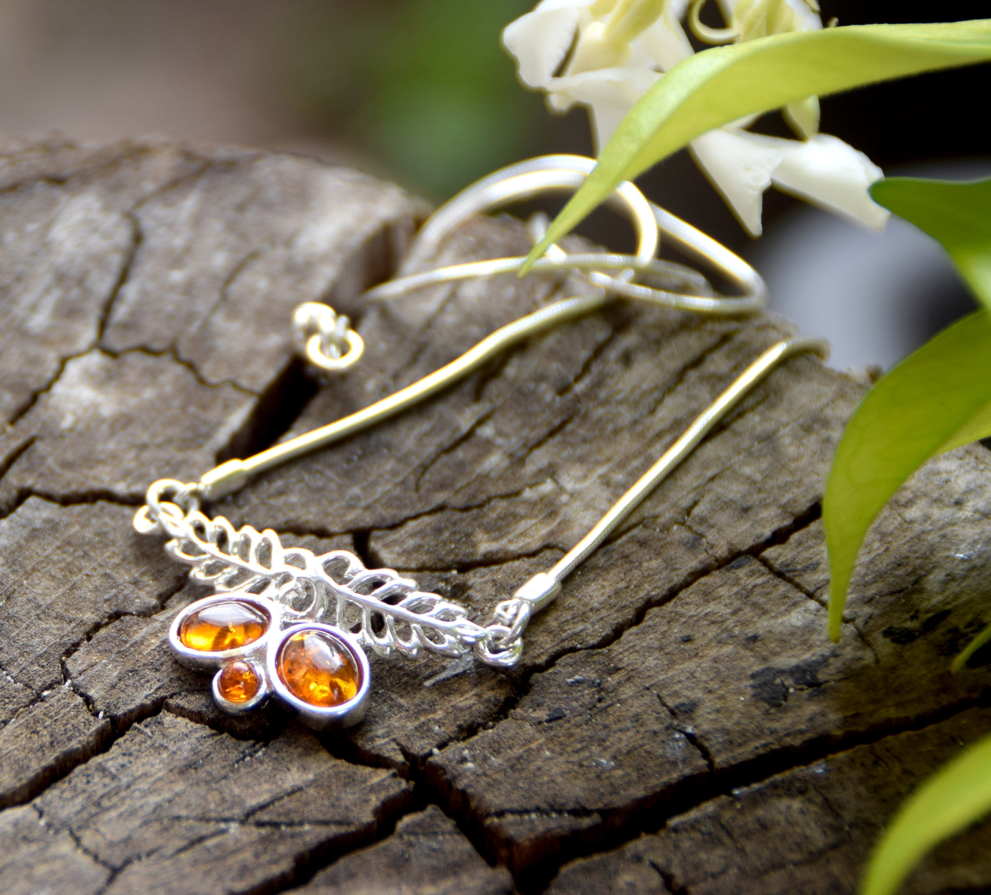 Delicata collana a girocollo in stile floreale creata con Argento 925 e Ambra naturale color cognac, MJ Baltica, BKo013