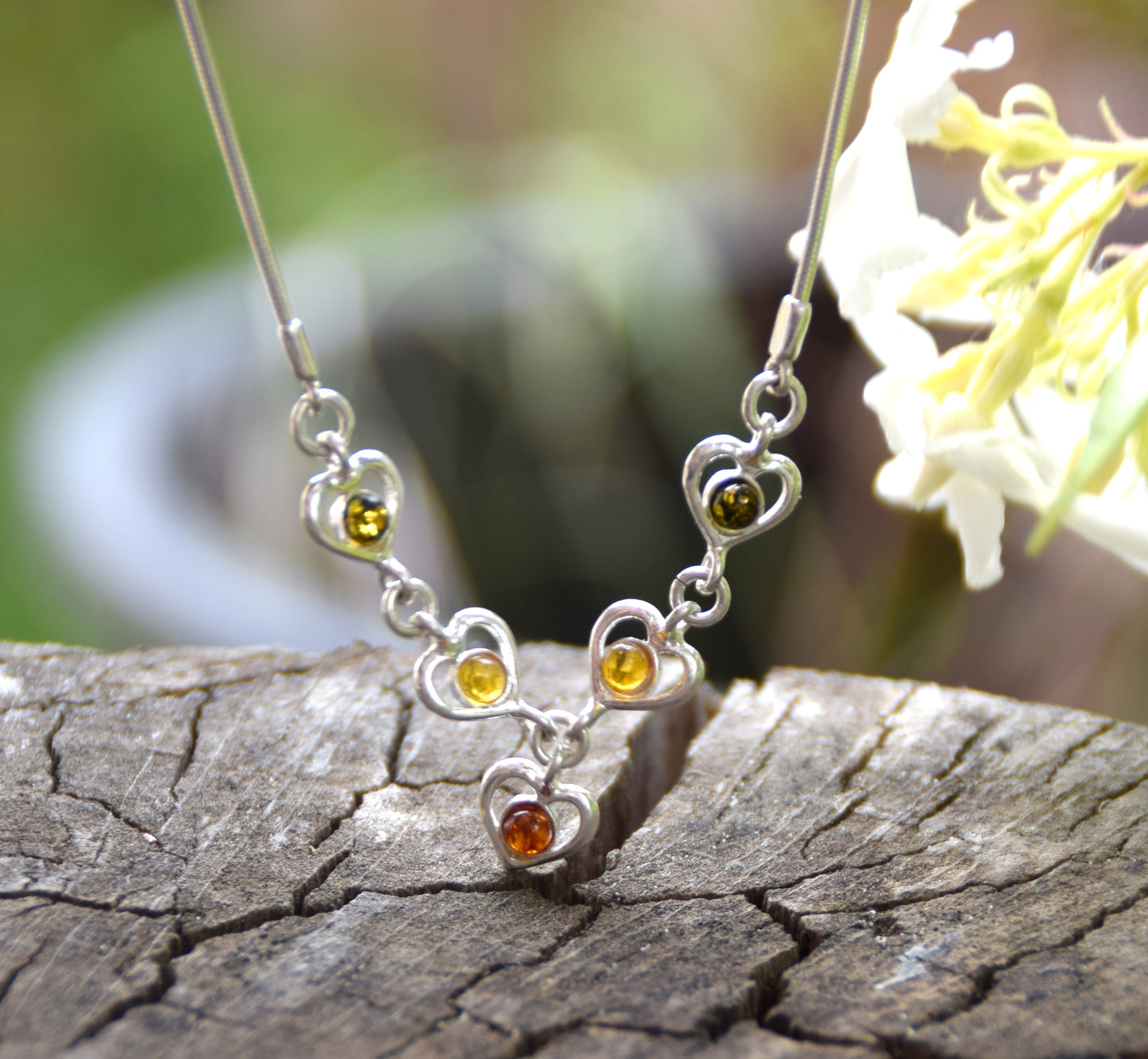 Delicata collana a girocollo con i cuori creata in Ambra naturale di varie tonalità e Argento 925, MJ Baltica, BKo019