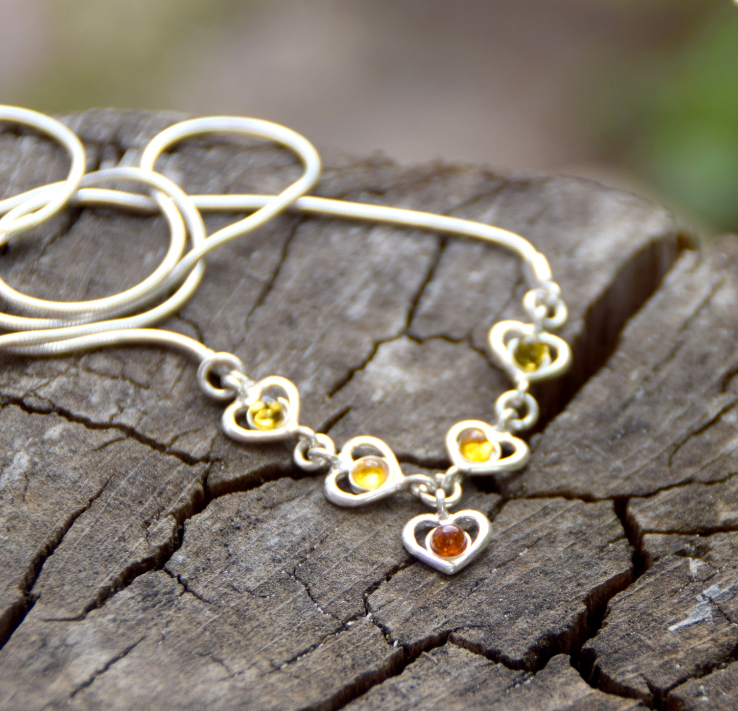 Delicata collana a girocollo con i cuori creata in Ambra naturale di varie tonalità e Argento 925, MJ Baltica, BKo019