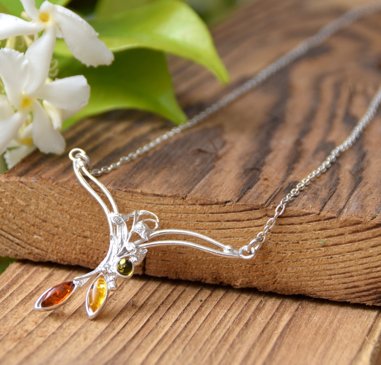 Delicata collana a girocollo in stile floreale creata con Ambra naturale di varie tonalità e Argento 925, MJ Baltica, BKo021