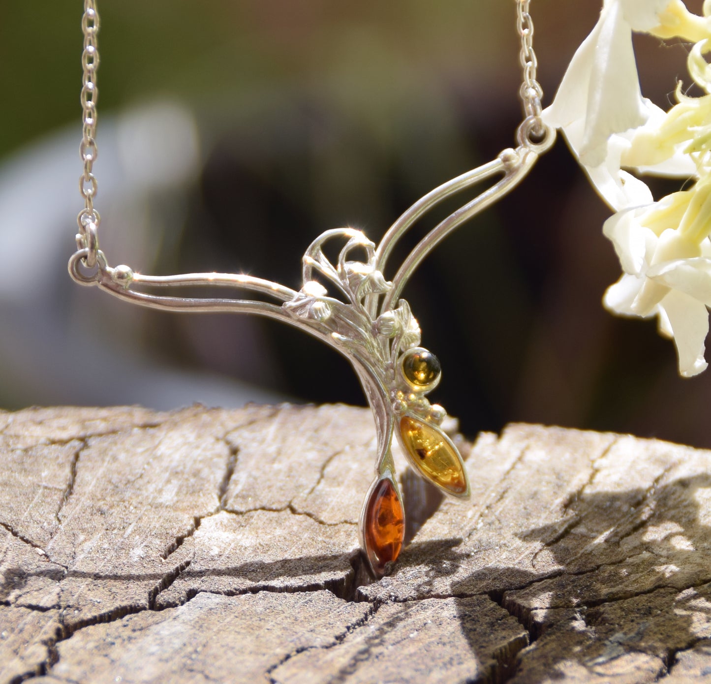 Delicata collana a girocollo in stile floreale creata con Ambra naturale di varie tonalità e Argento 925, MJ Baltica, BKo021