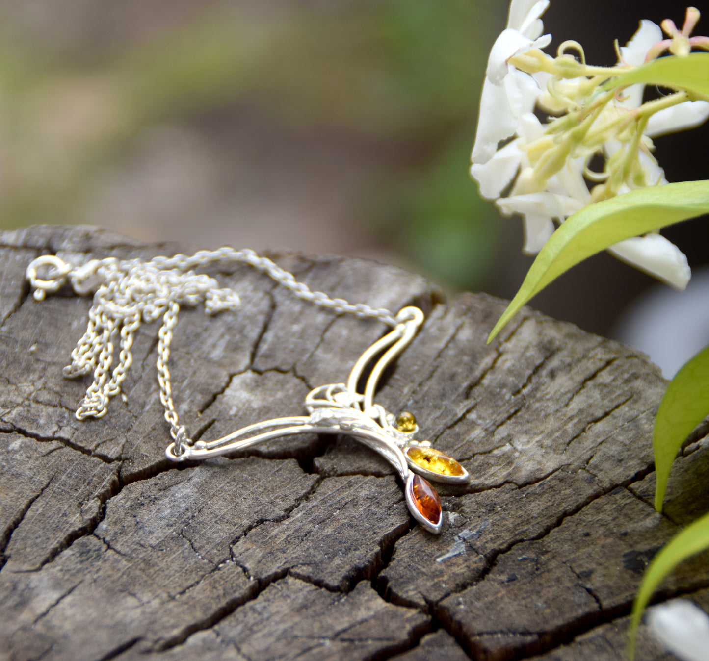 Delicata collana a girocollo in stile floreale creata con Ambra naturale di varie tonalità e Argento 925, MJ Baltica, BKo021