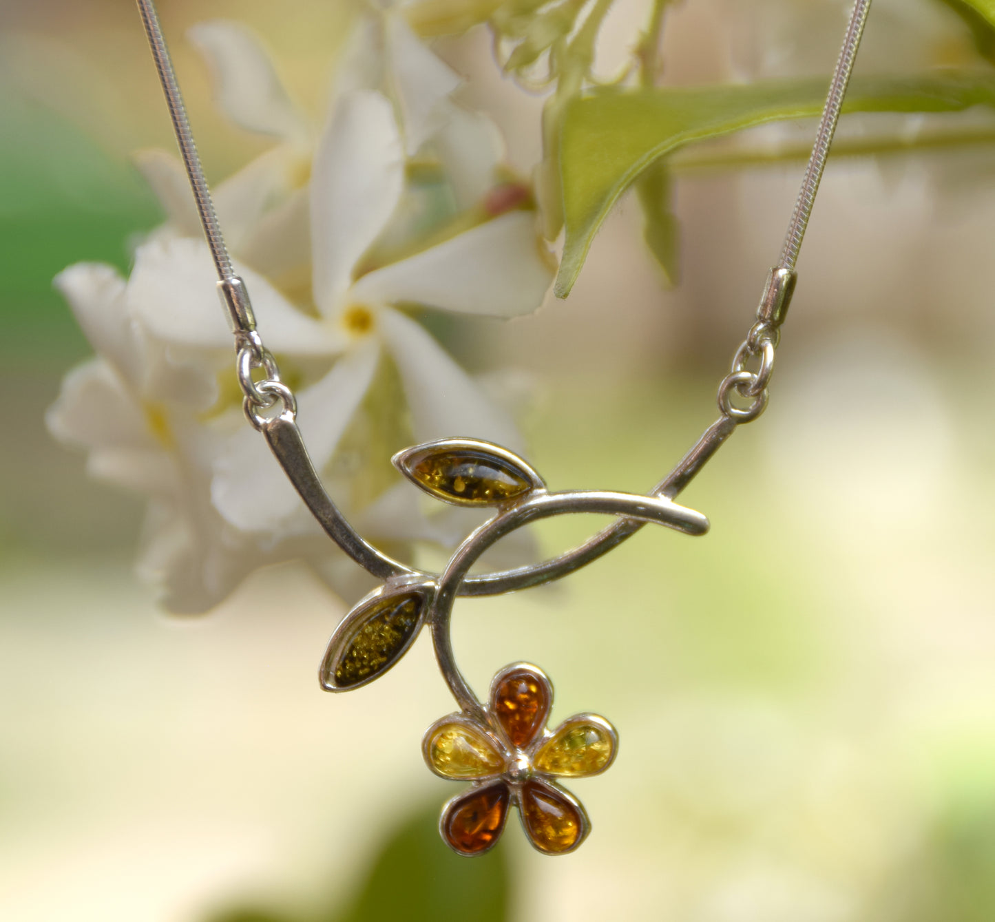 Collana floreale a girocollo Ambra naturale di varie tonalità e Argento 925, MJ Baltica, BKo040