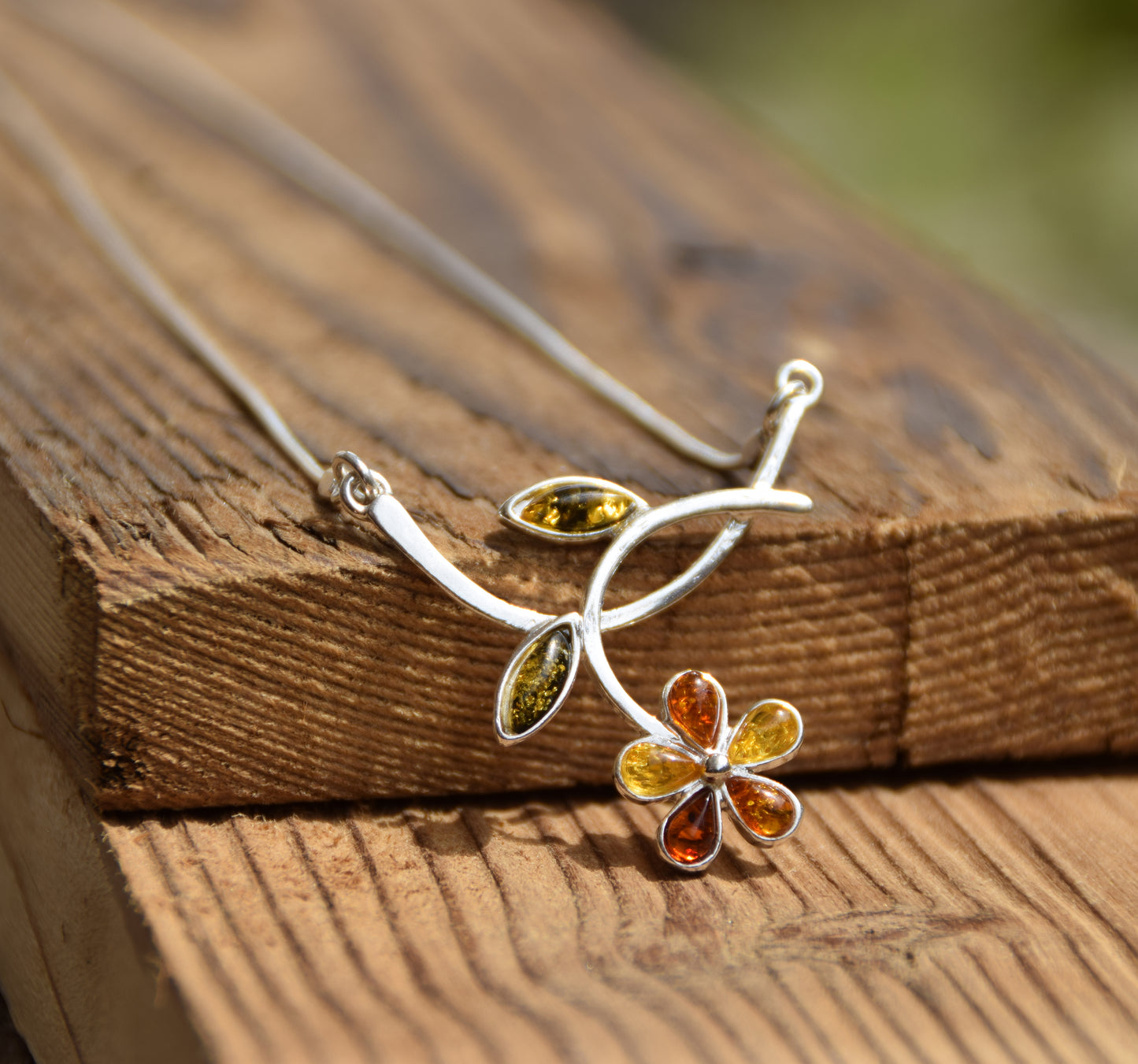 Collana floreale a girocollo Ambra naturale di varie tonalità e Argento 925, MJ Baltica, BKo040