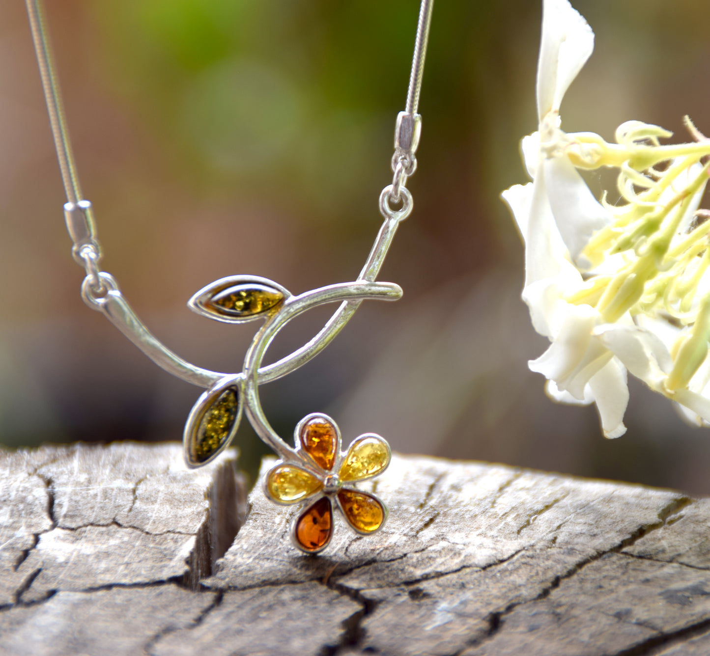 Collana floreale a girocollo Ambra naturale di varie tonalità e Argento 925, MJ Baltica, BKo040