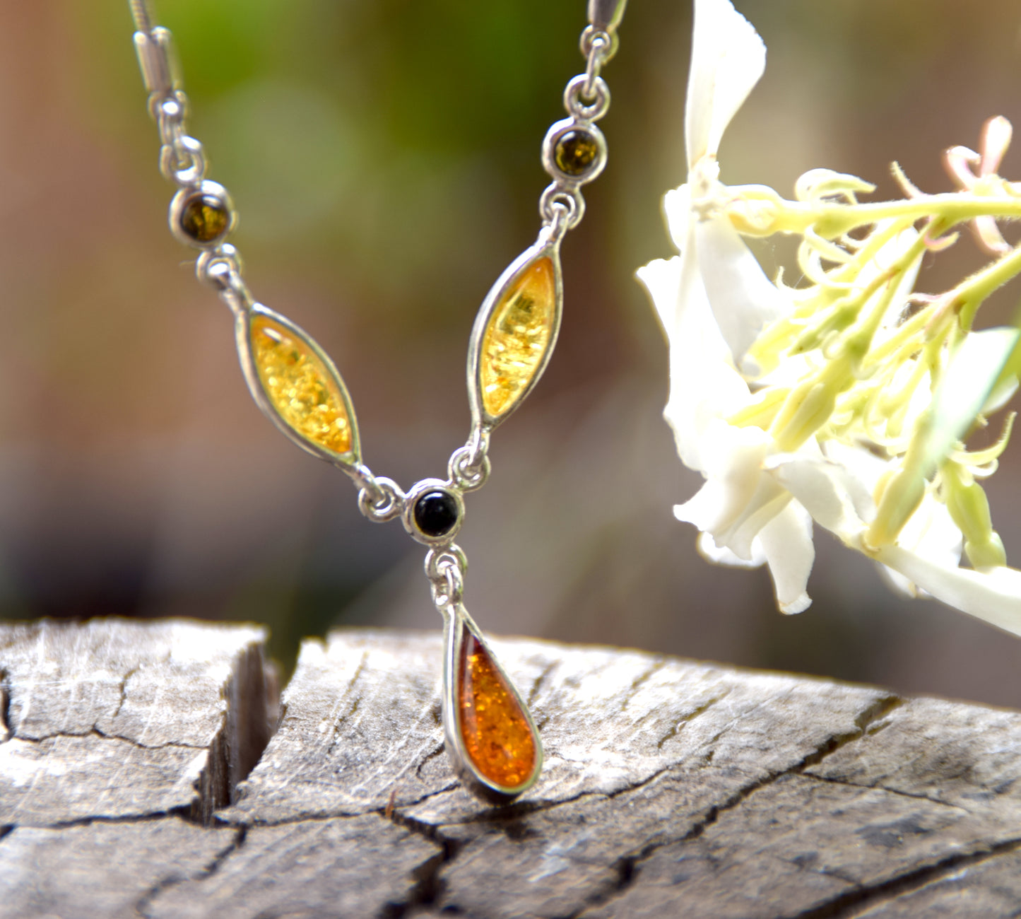 Luminosa collana a girocollo creata con Ambra naturale di varie tonalità e Argento 925, MJ Baltica, BKo043