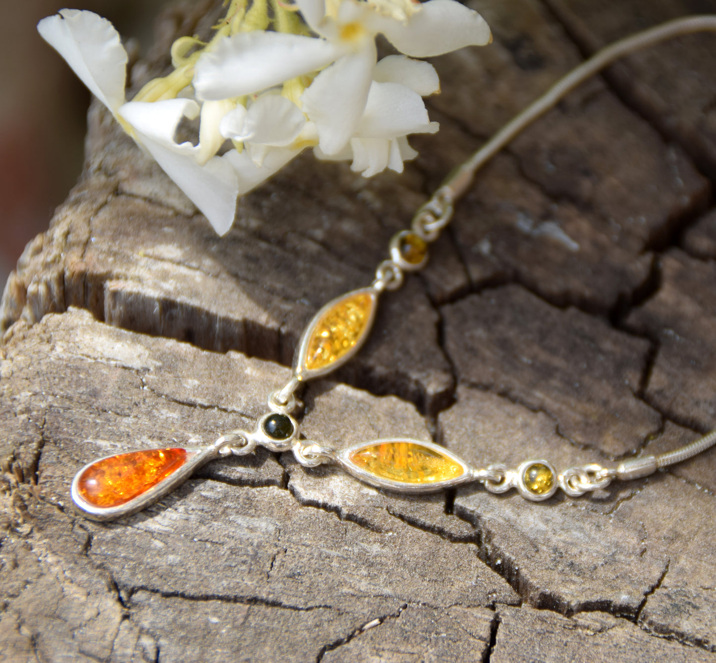 Luminosa collana a girocollo creata con Ambra naturale di varie tonalità e Argento 925, MJ Baltica, BKo043